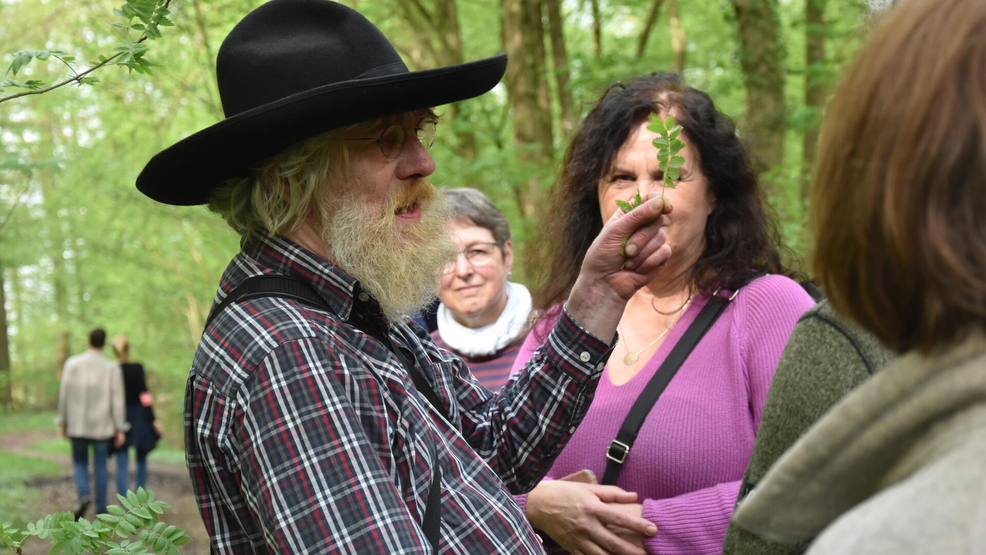 Botaniker wie Claus Vollmer laden Interessierte zu Exkursionen für Einsteiger ein. Am 17. Mai geht es mit Heike Vullmer durch eine Hecken- und Wiesenlandschaft bei Taaken. 