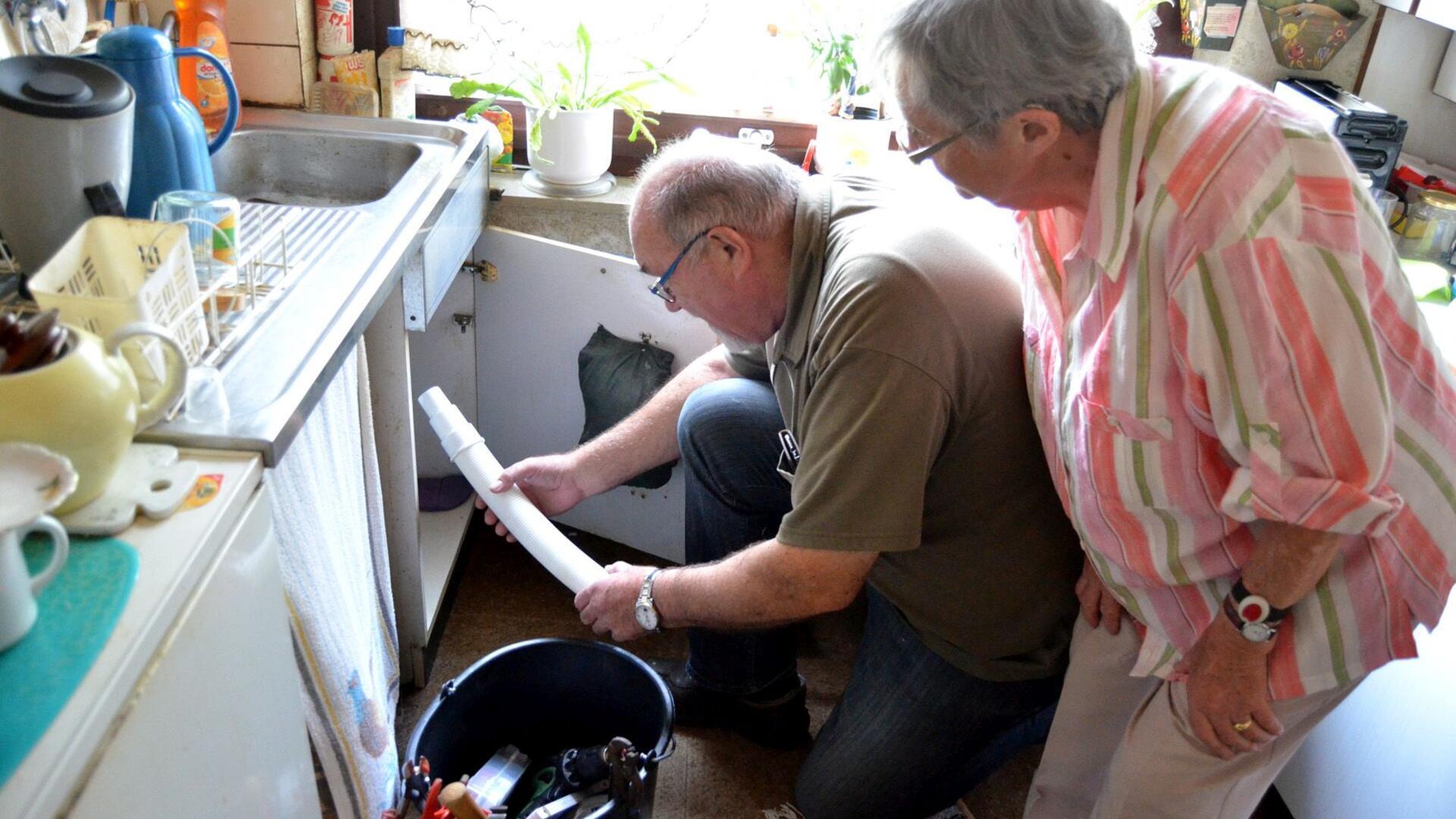 Braucht es einen Seniorenbeirat in Loxstedt? Nicht wirklich, glauben viele. Auch weil es dort den Verein „Bürger helfen Bürgern" mit Angeboten wie dem Handwerks-Hilfsdienst (Foto) für Senioren gibt.