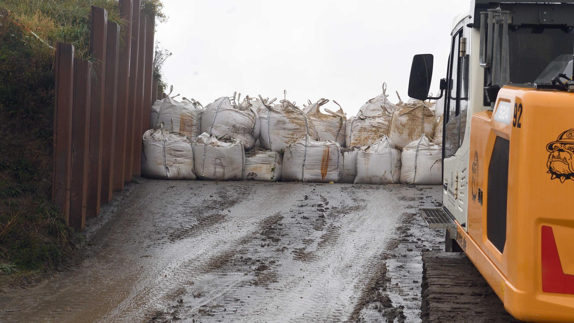 Deichbaustelle mit Big Bags geschlossen