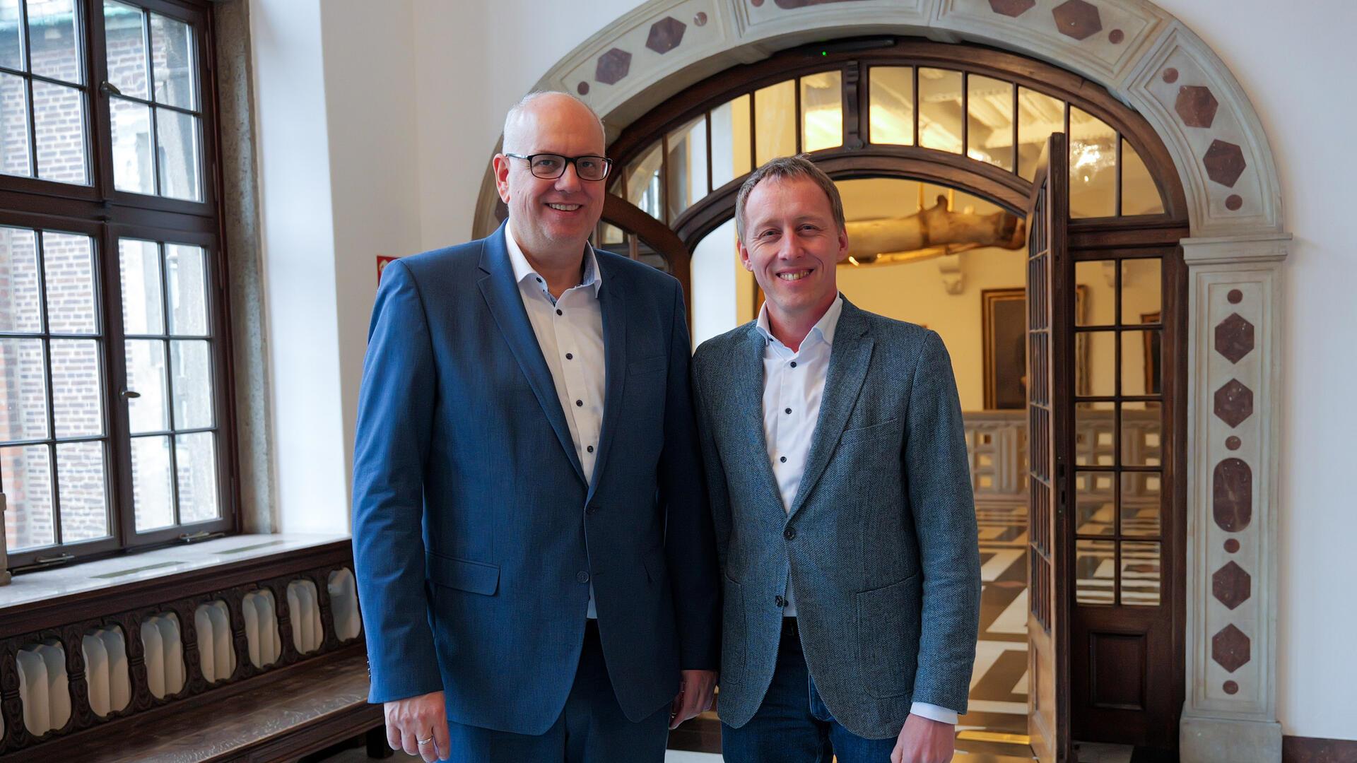 Bremens Regierungschef Andreas Bovenschulte (links) begrüßt Stadtrat Hauke Hilz zum Antrittsbesuch.