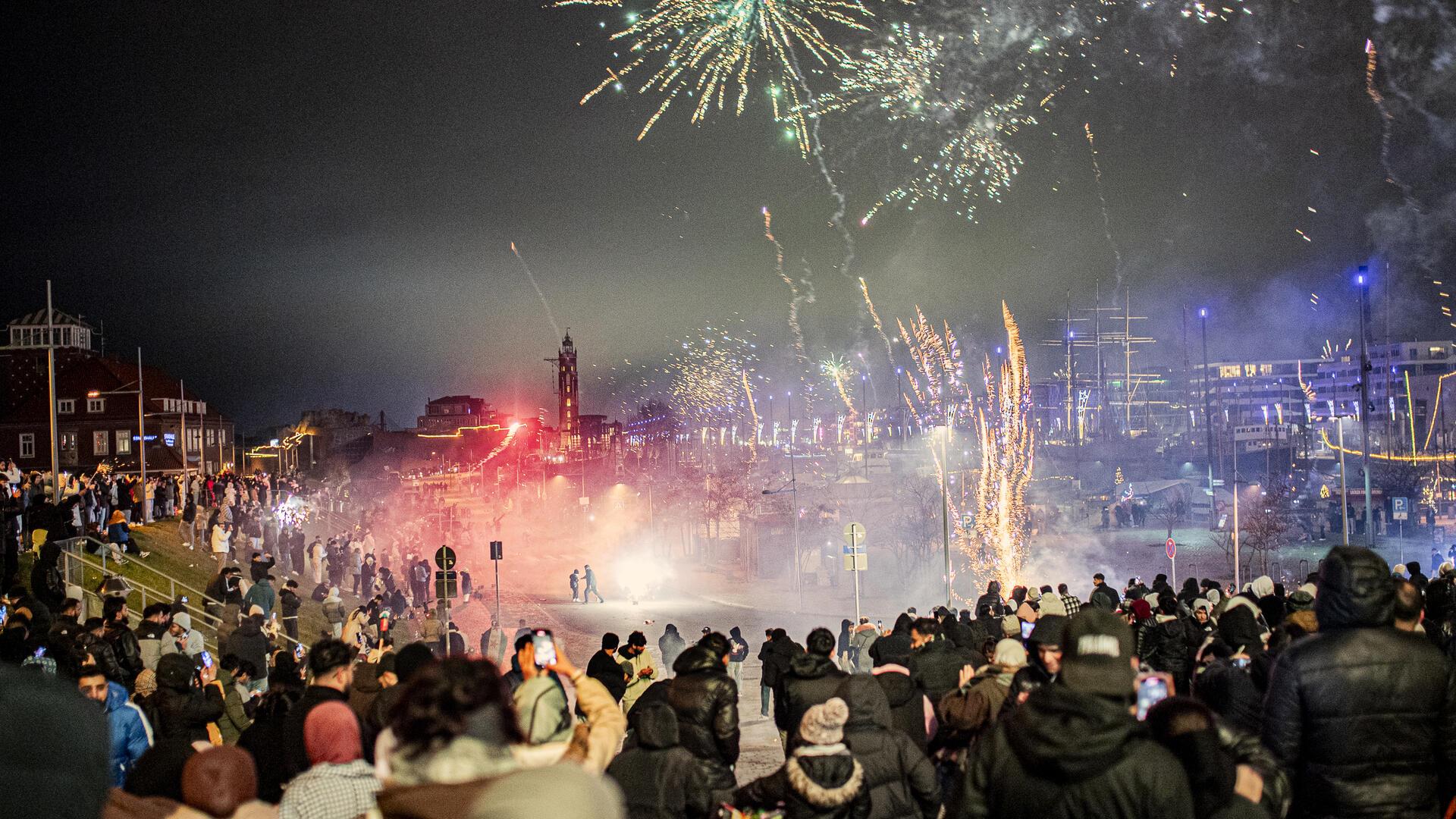 Bremerhaven verabschiedet das Jahr 2024 mit einem gigantischen Feuerwerk.