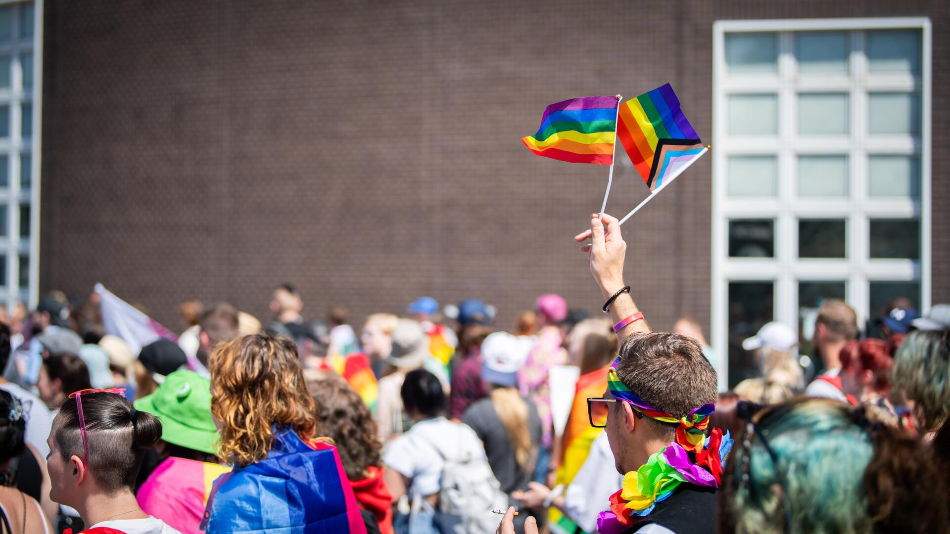 Bremerhaven feiert seinen zeiten Christopher-Street-Day mit einer Parade quer durch die Innenstadt.