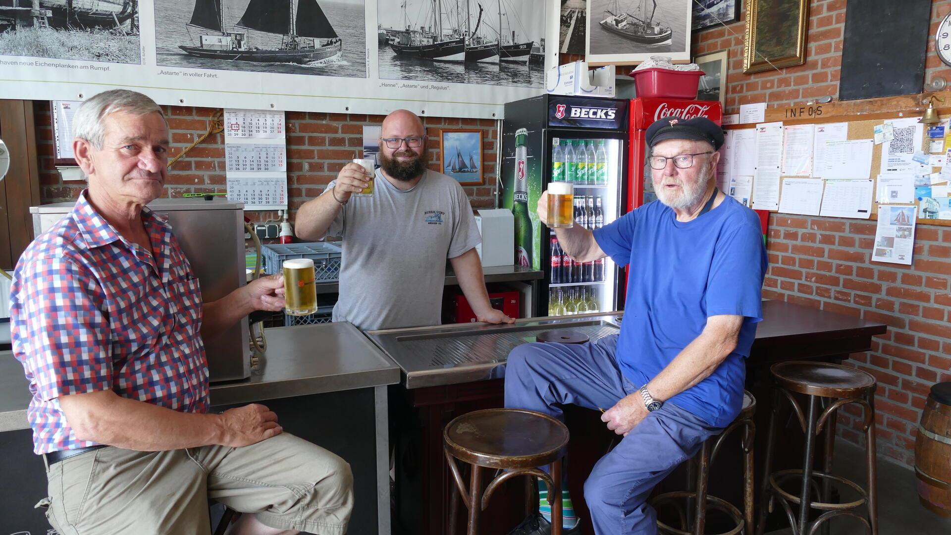 Bremerhavens „kürzeste“ Kneipe: Horst Schlüterbusch, Uwe Wehner und Toni von Häfen laden im Namen der Schiffergilde in die „Havenkneipe“ ein.