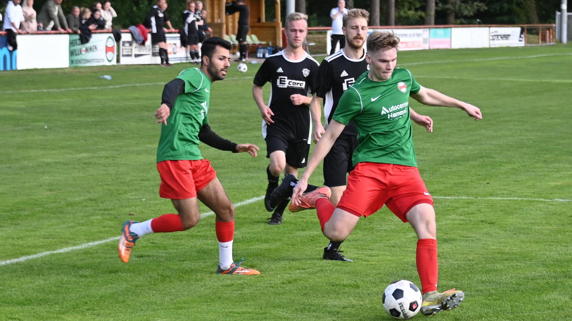 Bremervörde II, hier mit Patrick Kapusta am Ball, gewann das Derby gegen die SG Oste II.