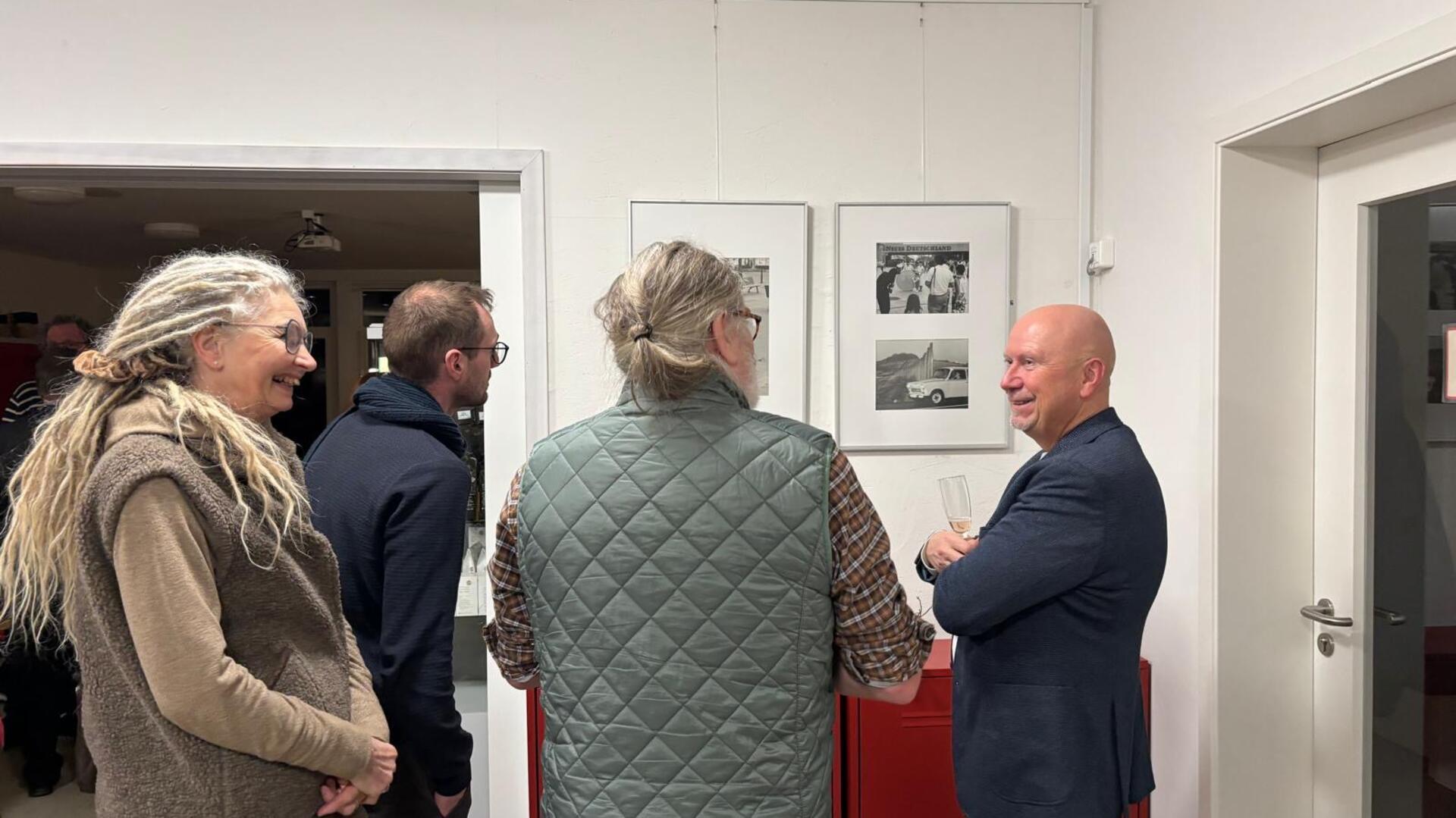 Bremervördes Bürgermeister Michael Hannebacher gehörte zu den Gästen der Vernissage.