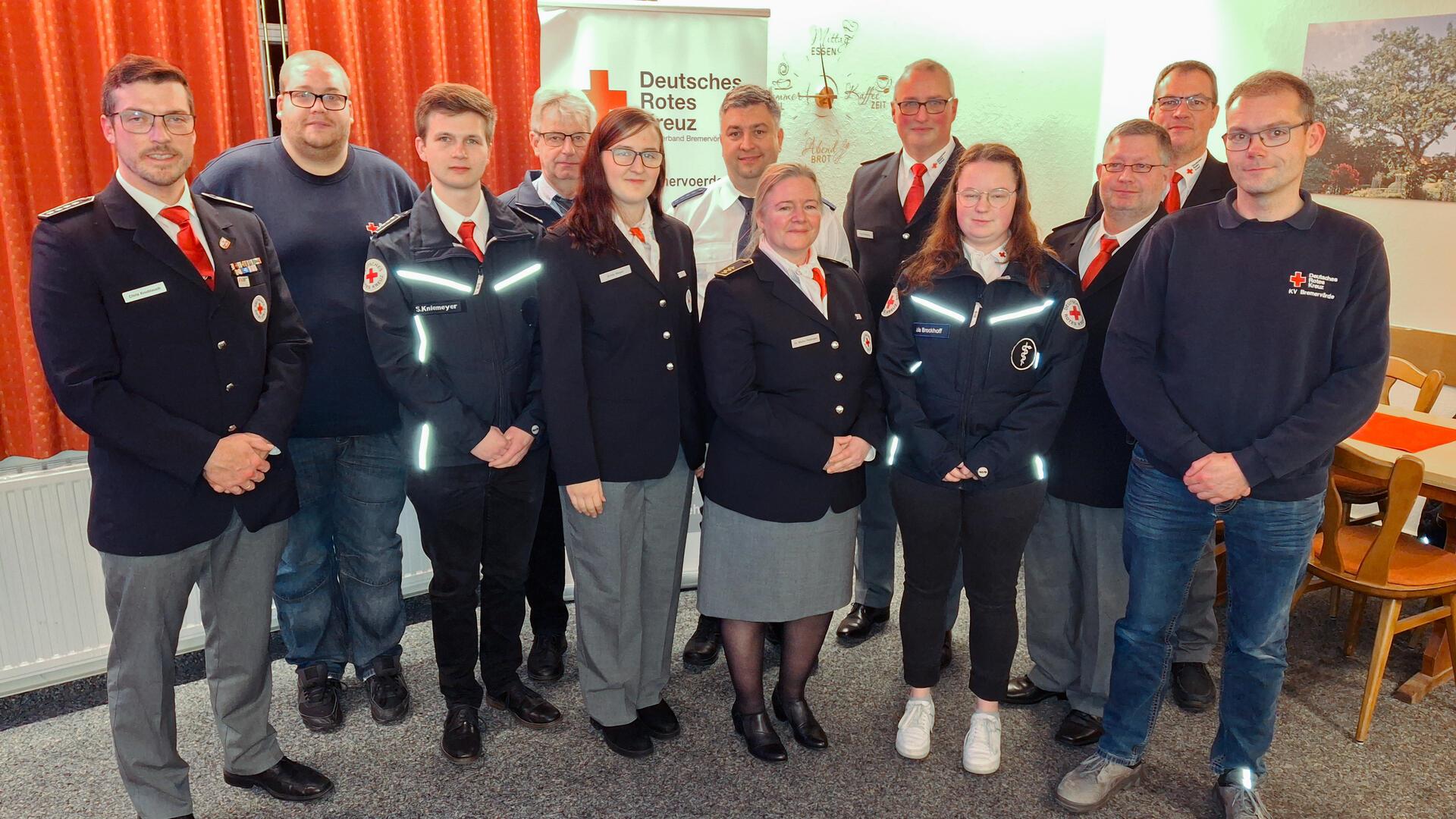 Bremervördes DRK-Kreisbereitschaftsleiter Andreas Rothgeber (hintere Reihe rechts) und DRK-Vizepräsident sowie Verbandsführer BHP50/BTP500 Chris Knoblauch (links) verliehen Ernennungsurkunden an eine Reihe Ehrenamtlicher aus dem Bereich Katastrophenschutz.