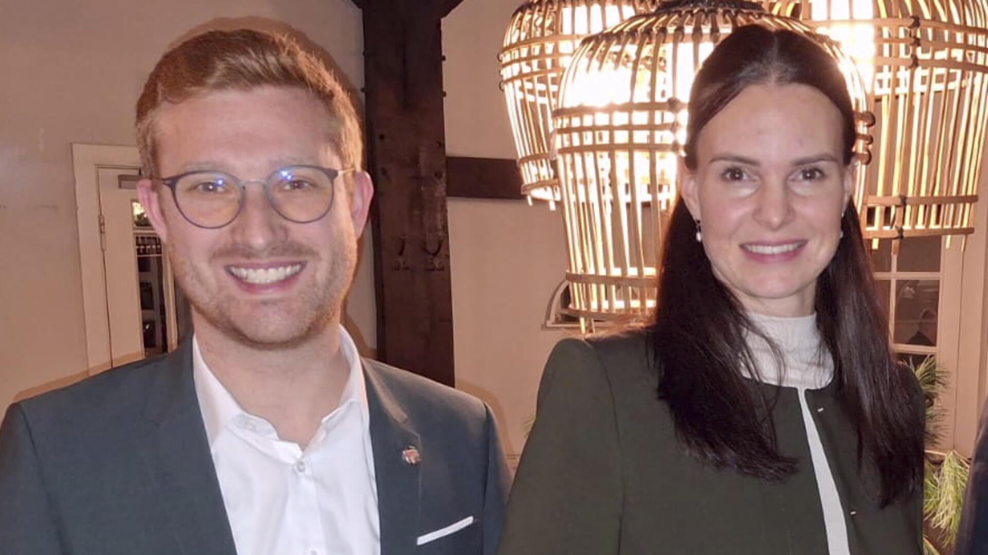 Bremervördes Ortsbürgermeister Dirk-Frederik Stelling und die CDU-Bundestagskandidatin Vanessa Kim Zobel stehen mit dem Landtagsabgeordneten Dr. Marco Mohrmann den Bürgern Rede und Antwort.