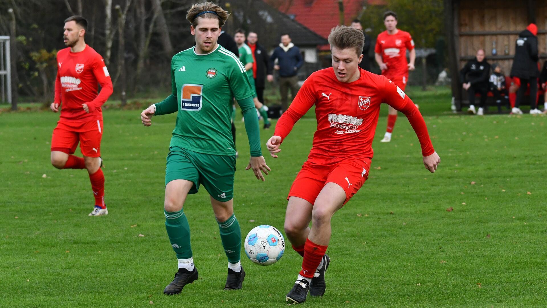 Bremervördes Torjäger Toni Fahrner, hier gegen Sottrums Luca Rindfleisch (re.), hat mit seinem Team die schwere Aufgabe gegen Spitzenreiter VSK Osterholz vor der Brust.