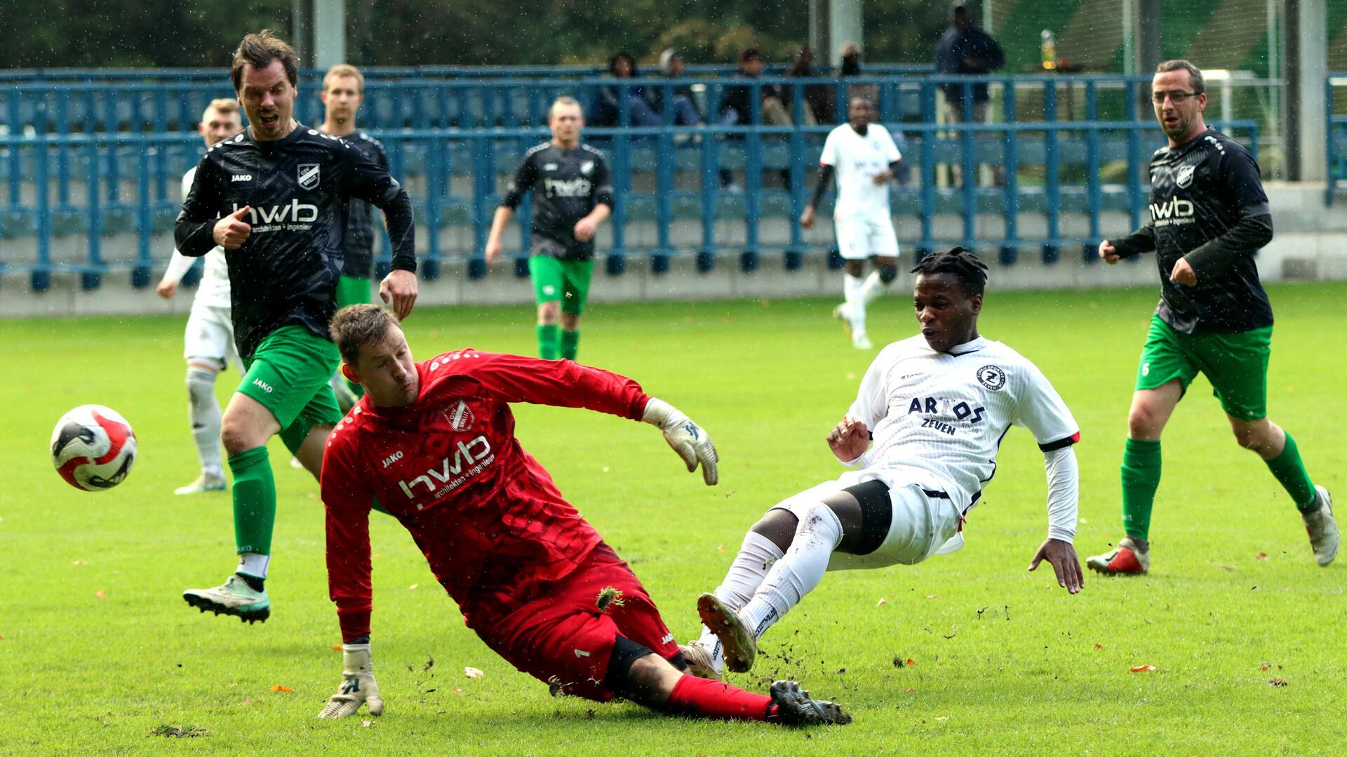 Brillits Keeper Patrick Lorenz ist ohne Abwehrchance beim Zevener 0:1.