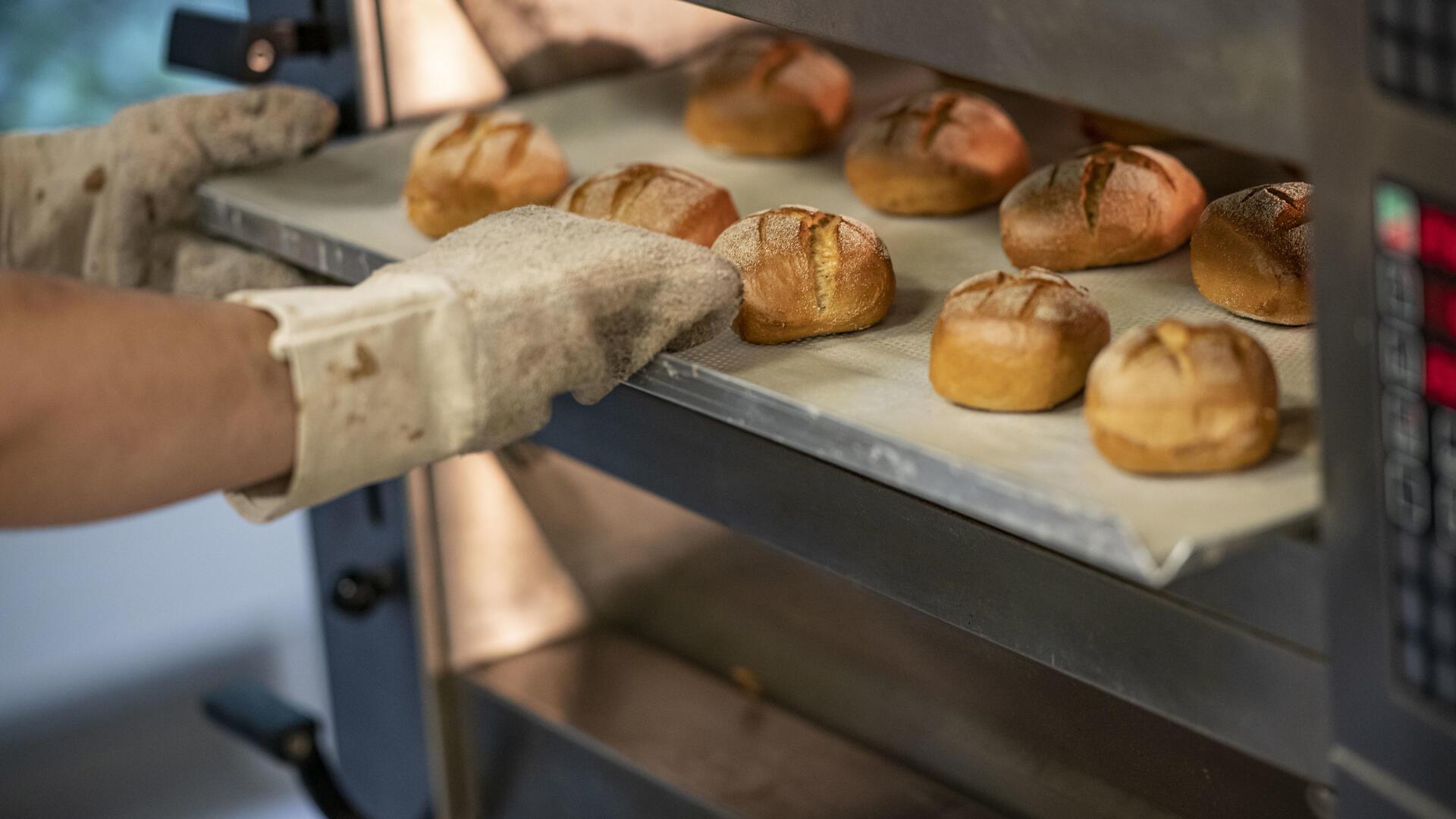 Brötchen machen das Frühstück perfekt. Um sicherzustellen, dass Sie auch an den Feiertagen eine große Auswahl haben, sollten Sie die Öffnungszeiten Ihres Bäckers an Ostern kennen.