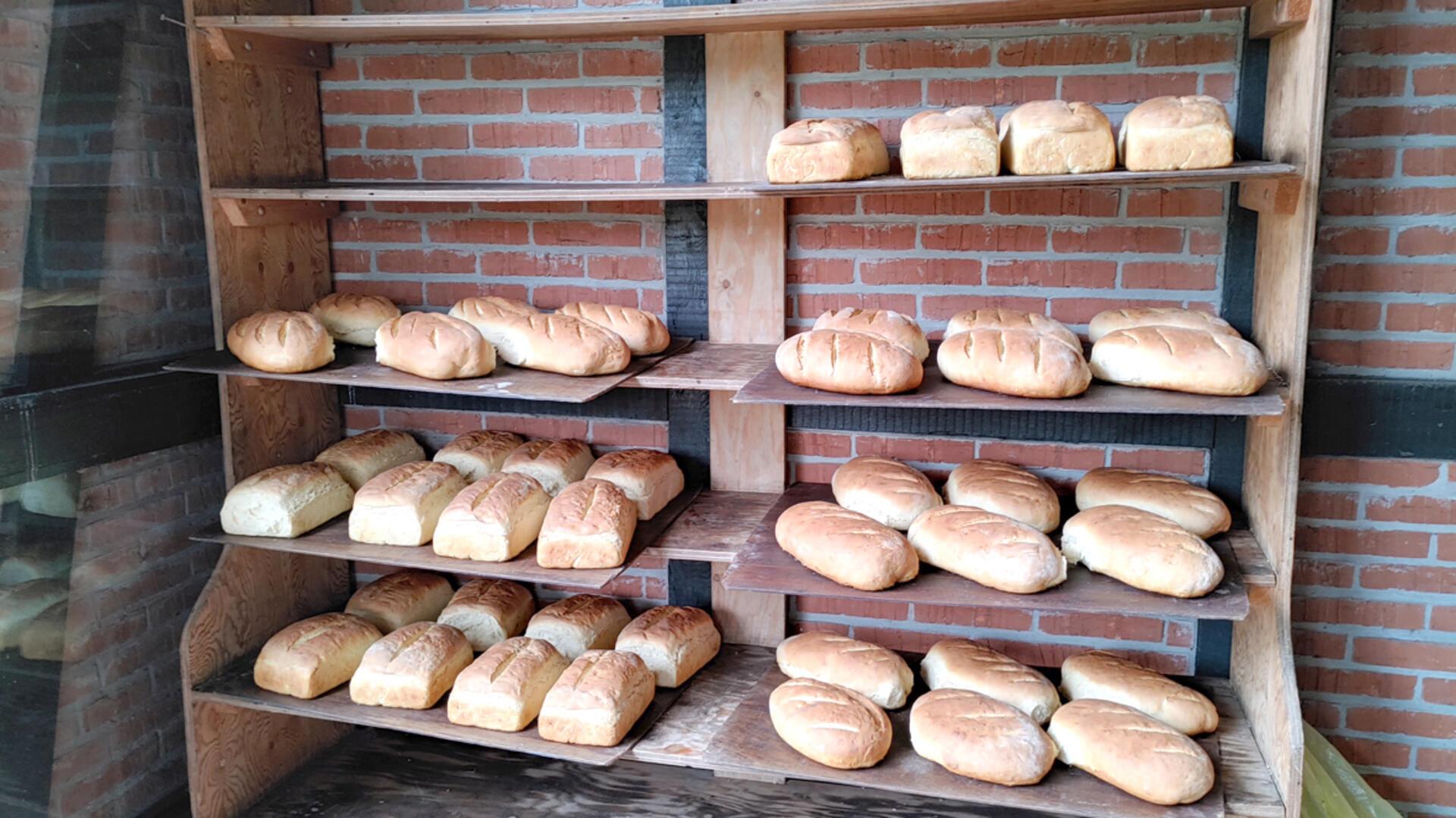 Brot und Butterkuchen liegen im Regal.