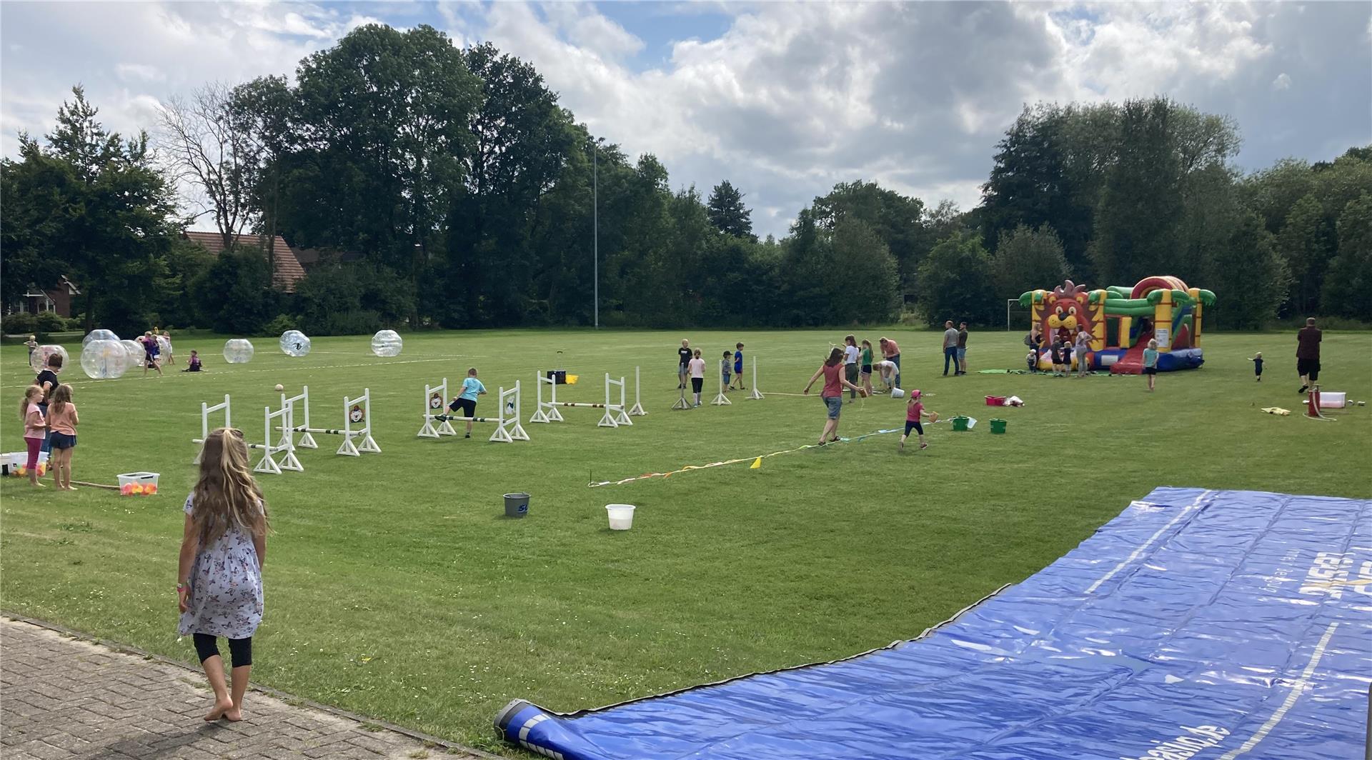 Bubble-Soccer und Wasserspiele sorgten auf dem Sportplatz in Rhade für Abwechslung.