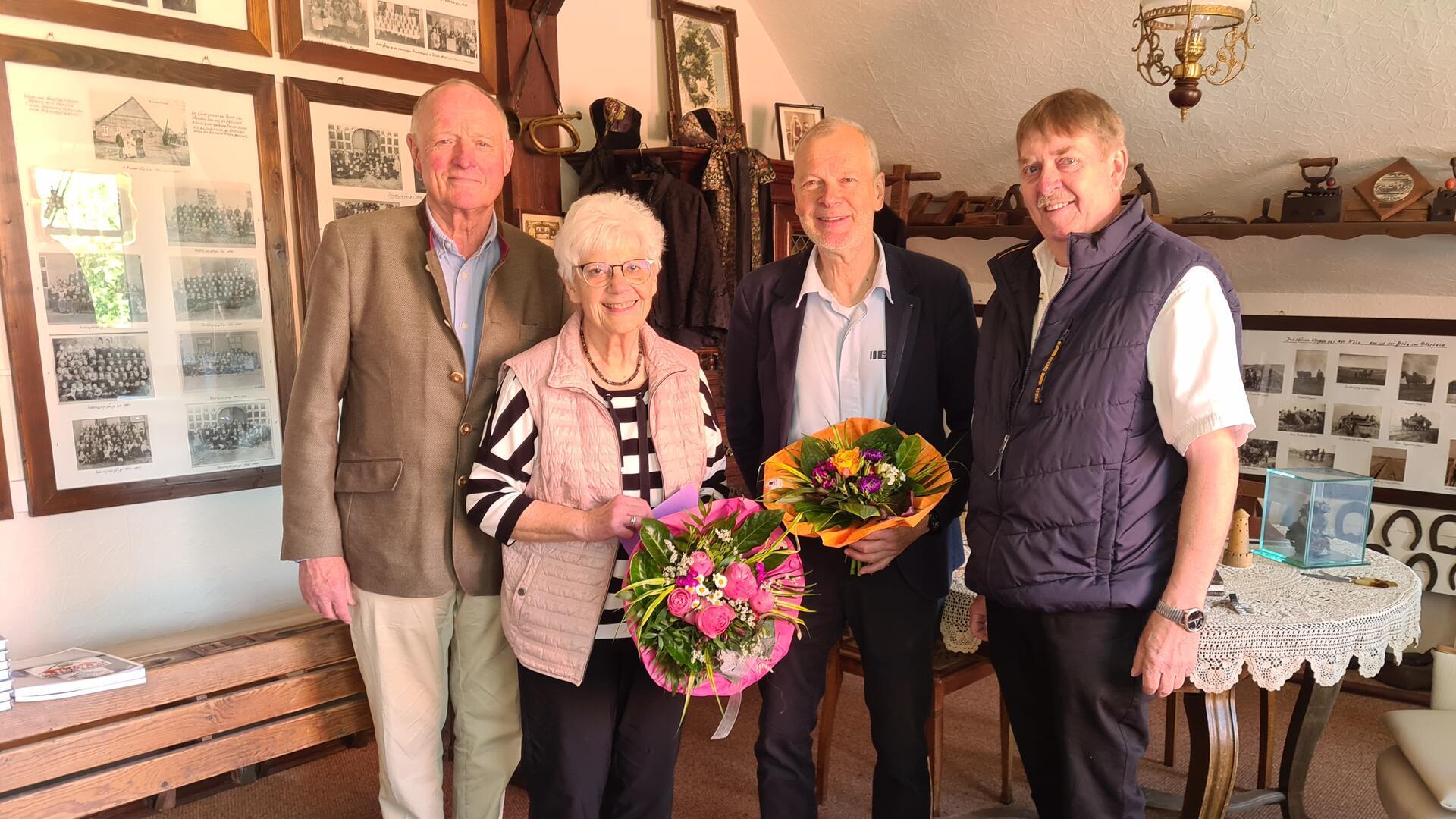 Bürgermeister Hanjürgen Grabner (links) und sein Stellvertreter Thomas Brunckhorst (rechts) danken Ursula Brix für die langjährige Leitung der Rhader Heimatstube und übergeben die Nachfolge an Hans-Hermann Bohling.