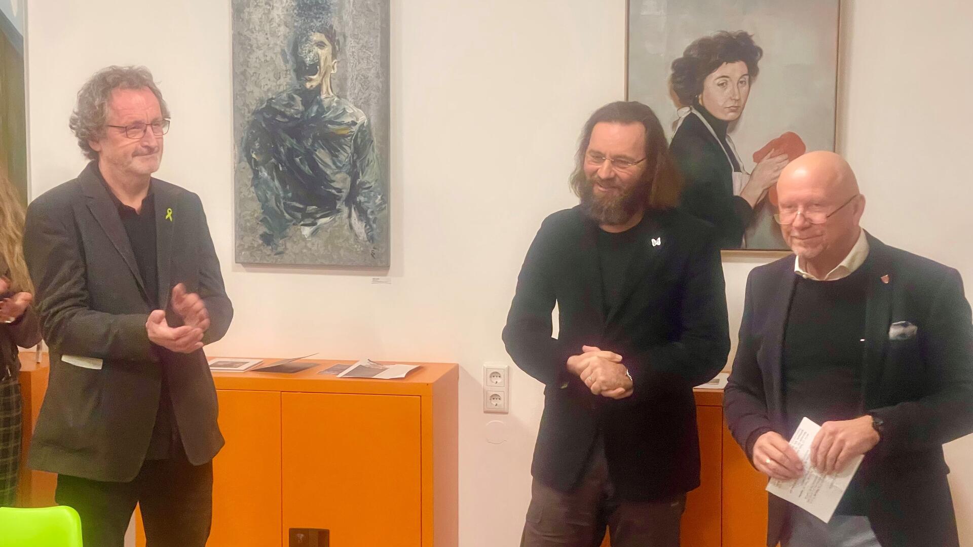 Bürgermeister, Jurymitglied und Schirmherr Michael Hannebacher (rechts) begrüßte die Gäste der Finissage aus Anlass des Bremervörder Kunstpreises 2024. Die einleitenden Worte zum Kunstpreis sprach Prof. Dr. Uwe Gonther (Mitte), der auch die Arbeit des „Tandem" würdigte, und vom Vorsitzenden Andreas von Glahn als langjähriger Wegbegleiter der vielfältigen Projektarbeit des Vereins in Bremervörde herzlich begrüßt wurde.