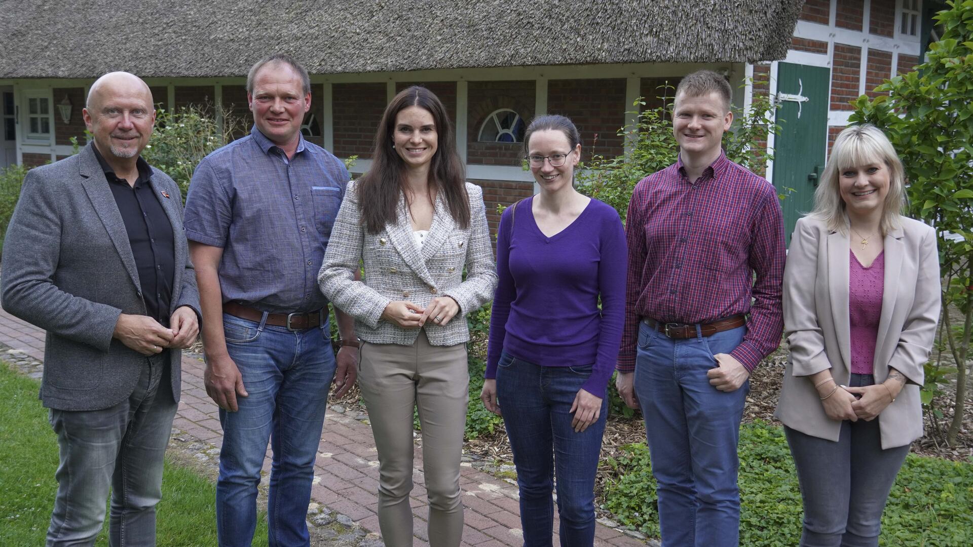 Bürgermeister Michael Hannebacher (links) und Verwaltungsmitarbeiterin Lena Koszuta (rechts) mit den Mitgliedern des Mehedorfer Ortsrates. 