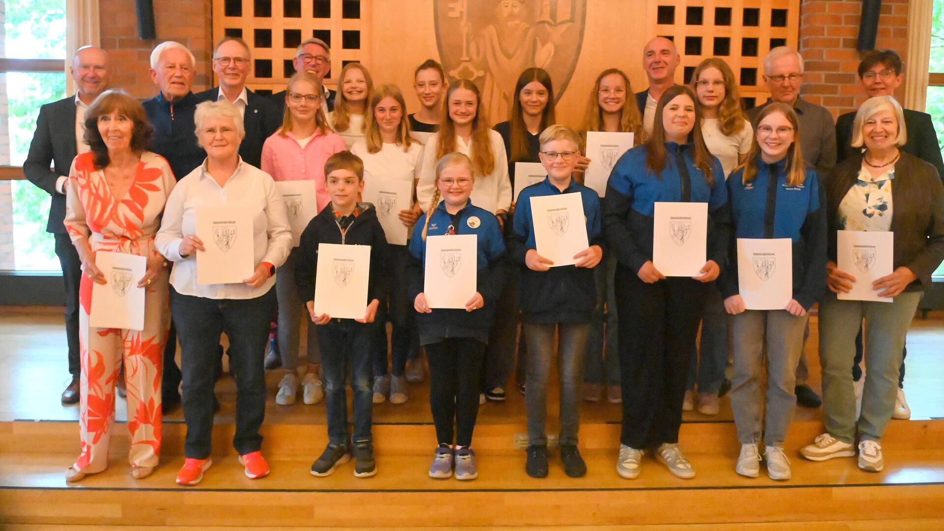 Bürgermeister Michael Hannebacher mit den geehrten Sportlerinnen und Sportler sowie den Ehrenamtlichen.