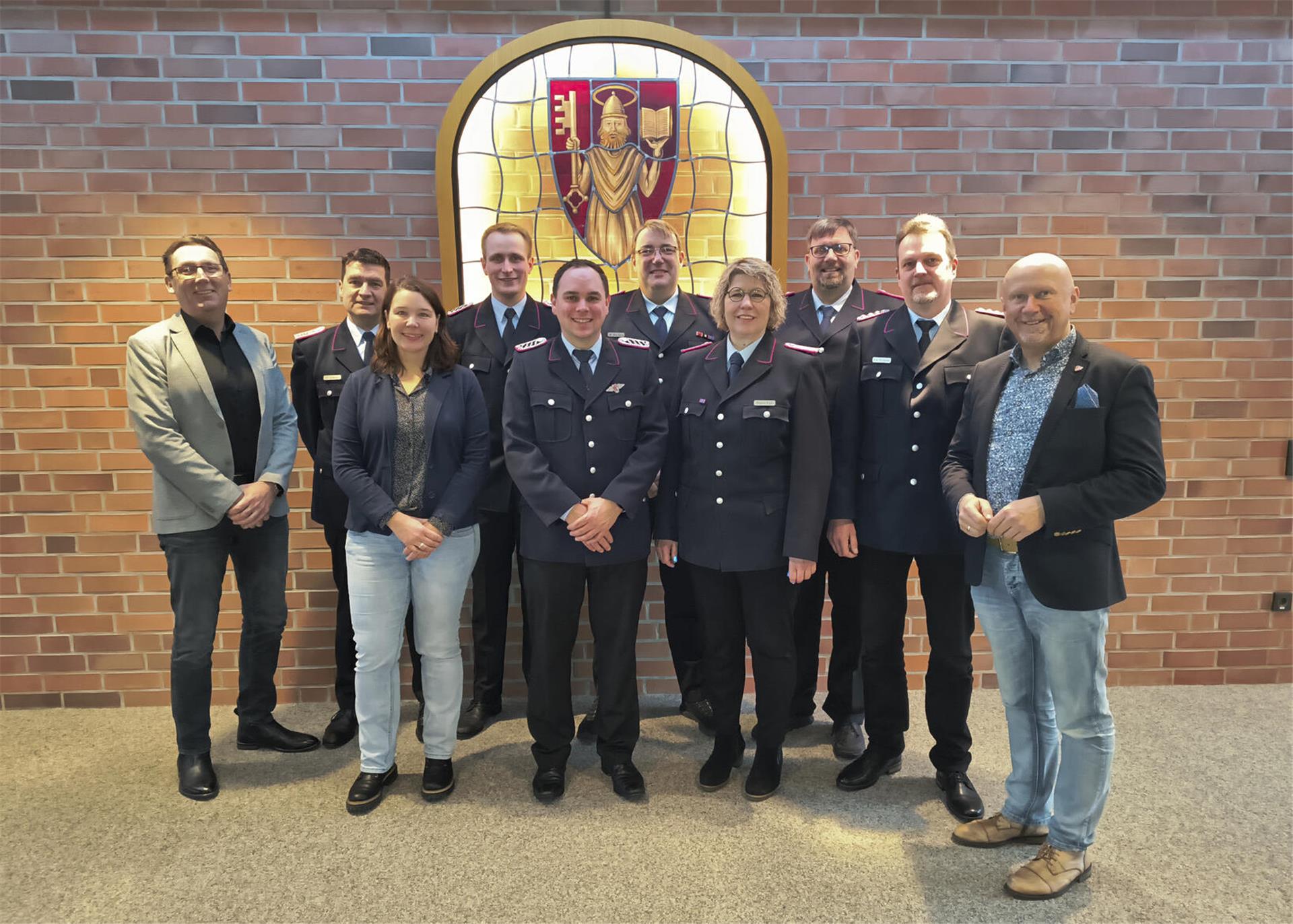 Bürgermeister Michael Hannebacher (rechts), Erster Stadtrat Thorsten Küver (links) und Yvonne Krahl (Ordnungsamt) mit den Vertretern der Feuerwehr. Hesedorfs langjährige Ortsbrandmeisterin Regina Pape und ihr Stellvertreter Jens Michaelis (Zweiter von rechts) scheiden Mitte Januar aus ihren Ämtern aus. Florian Lenk (vorne, Mitte) wird neuer Ortsbrandmeister, Torben Peper (Vierter von links) neuer Stellvertreter. Stadtbrandmeister Nils Schwarz (Zweiter von links) und seine Stellvertreter Martin Borchers (hinten, Mitte) und Holger Burfeindt gratulieren.