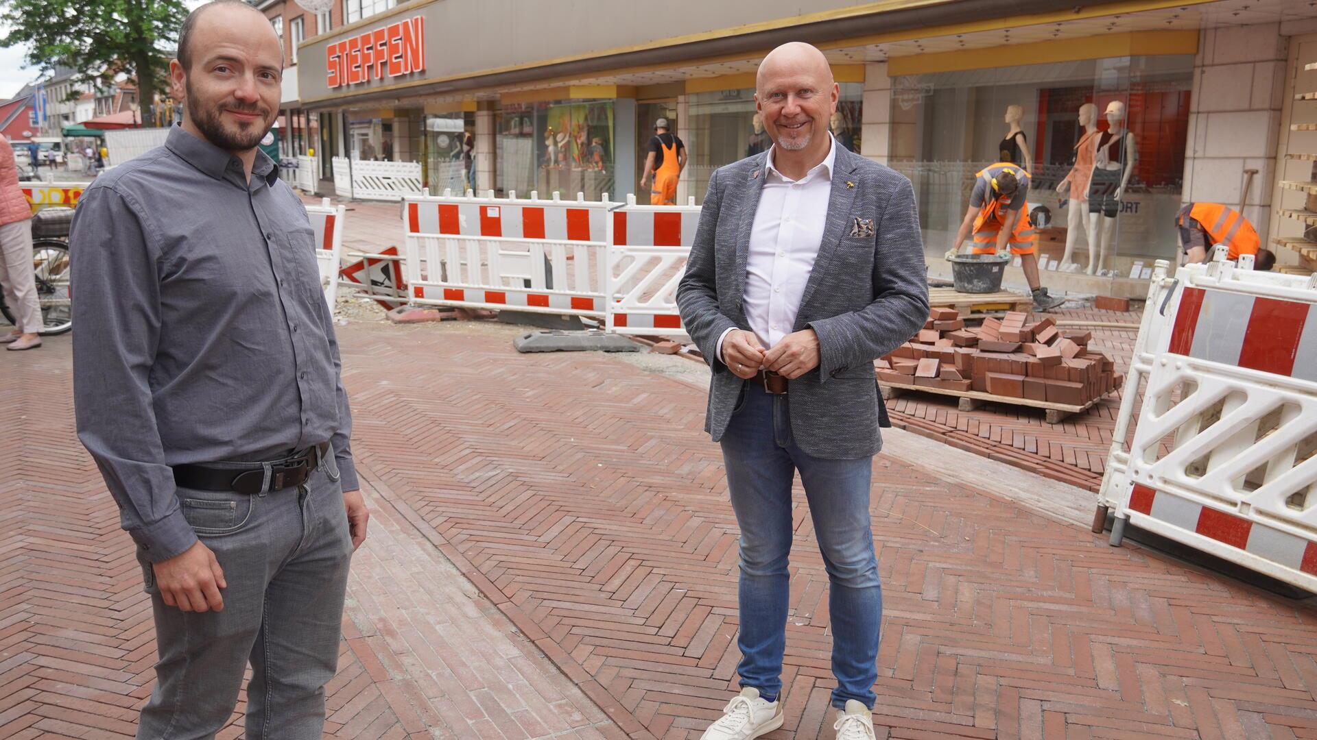 Bürgermeister Michael Hannebacher (rechts) und Tobias Bersch (Fachbereichsleiter Tiefbau) überzeugen sich vom Fortschritt der Arbeiten in der Brunnenstraße.