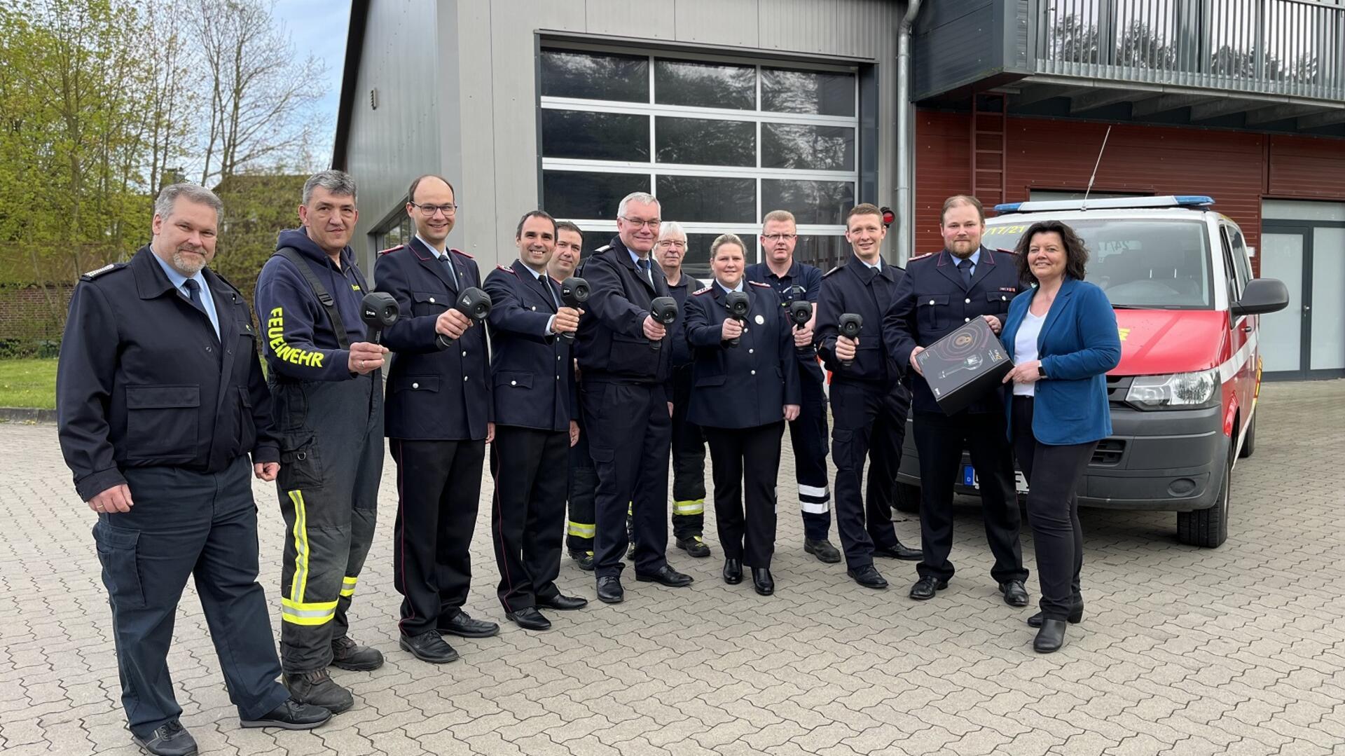 Bürgermeisterin Gabi Kasten (rechts) überreichte die Wärmebildkameras an die Ortsfeuerwehren.