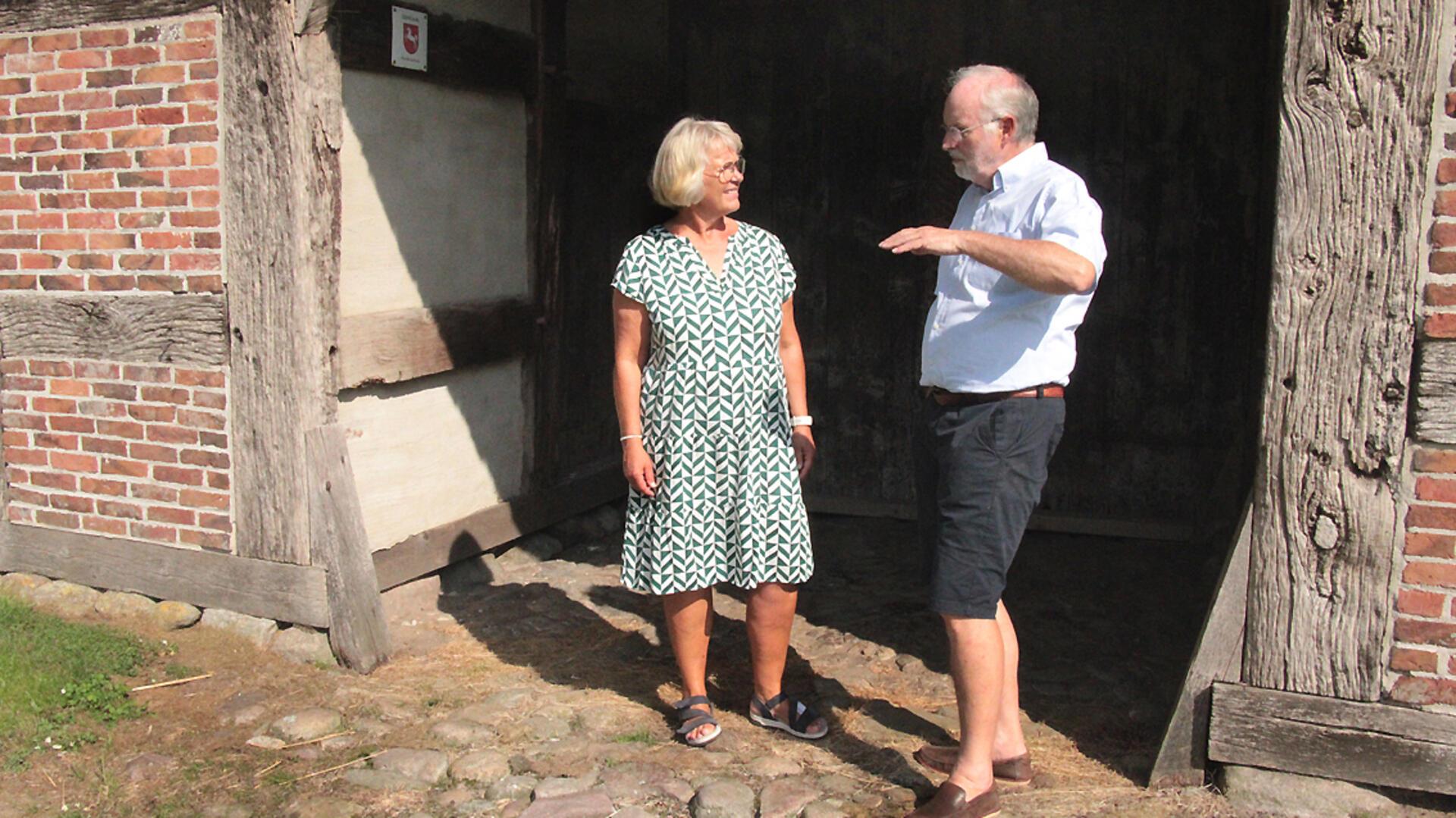 Bürgermeisterin Ulrike Ringen und Wolfgang Dörfler am Eingang zu „Eckes Hus“.