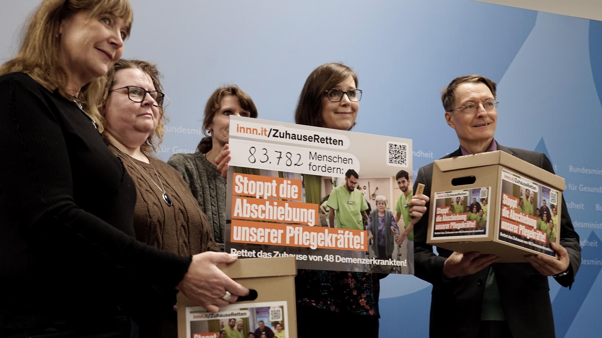 Bundesgesundheitsminister Karl Lauterbach (rechts) mit Heimleiterin Andrea Wohlmacher (zweite von links) und Vertreterinnen der Angehörigen bei der Übergabe der Petition in Berlin.