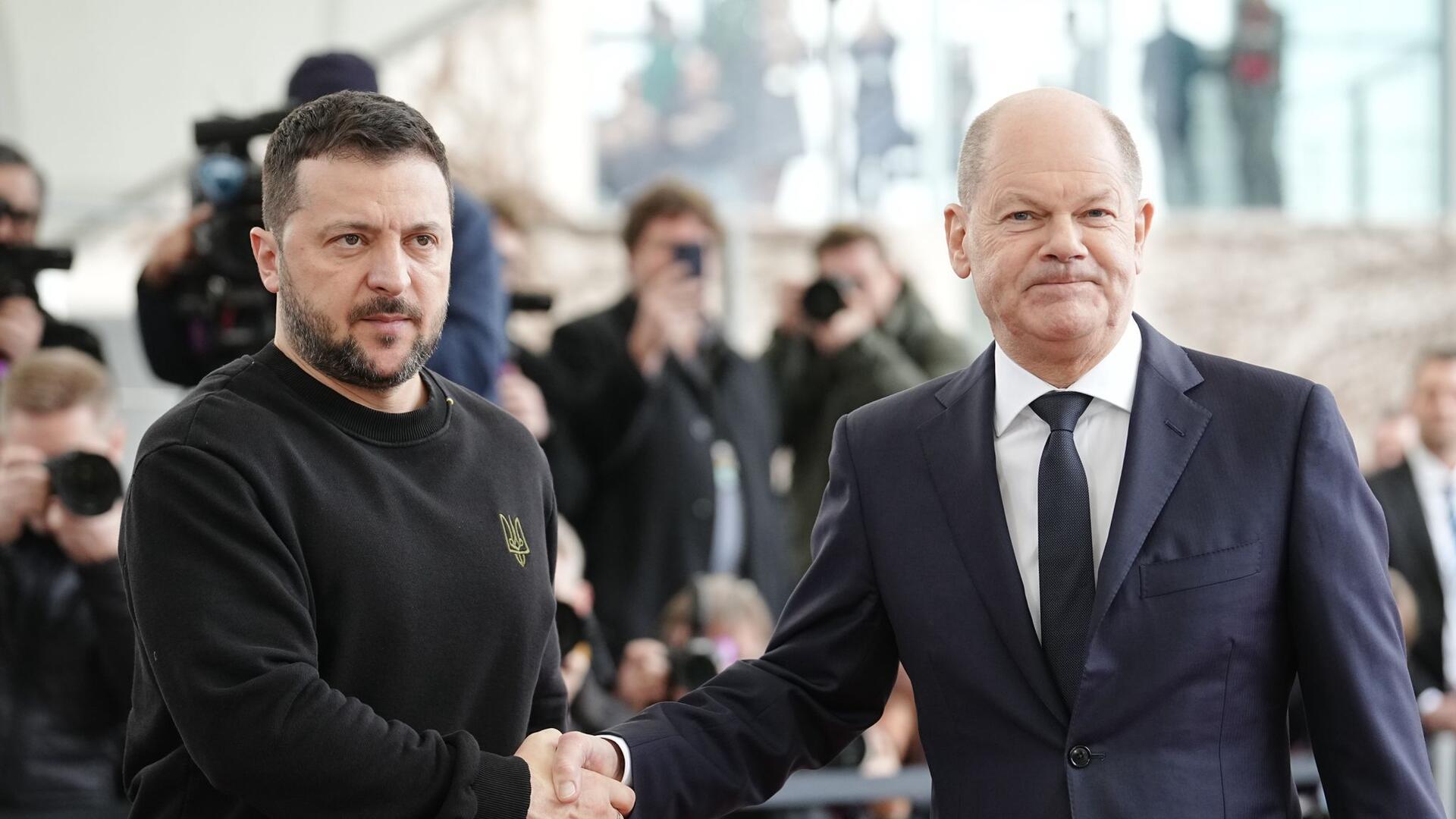 Bundeskanzler Olaf Scholz empfängt den ukrainischen Präsidenten Wolodymyr Selenskyj vor dem Bundeskanzleramt zu einem Arbeitsbesuch.