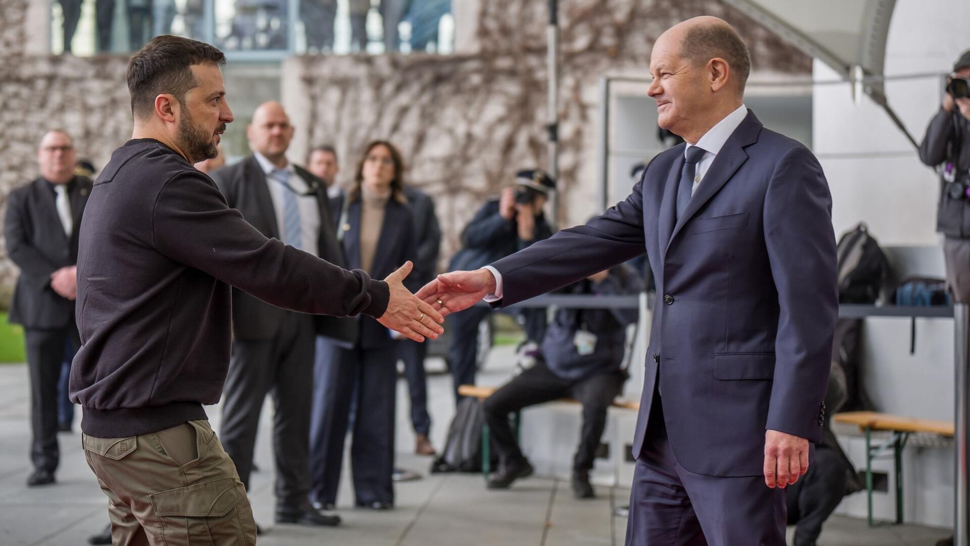 Bundeskanzler Olaf Scholz empfängt den ukrainischen Präsidenten Wolodymyr Selenskyj vor dem Bundeskanzleramt in Berlin zu einem Arbeitsbesuch.