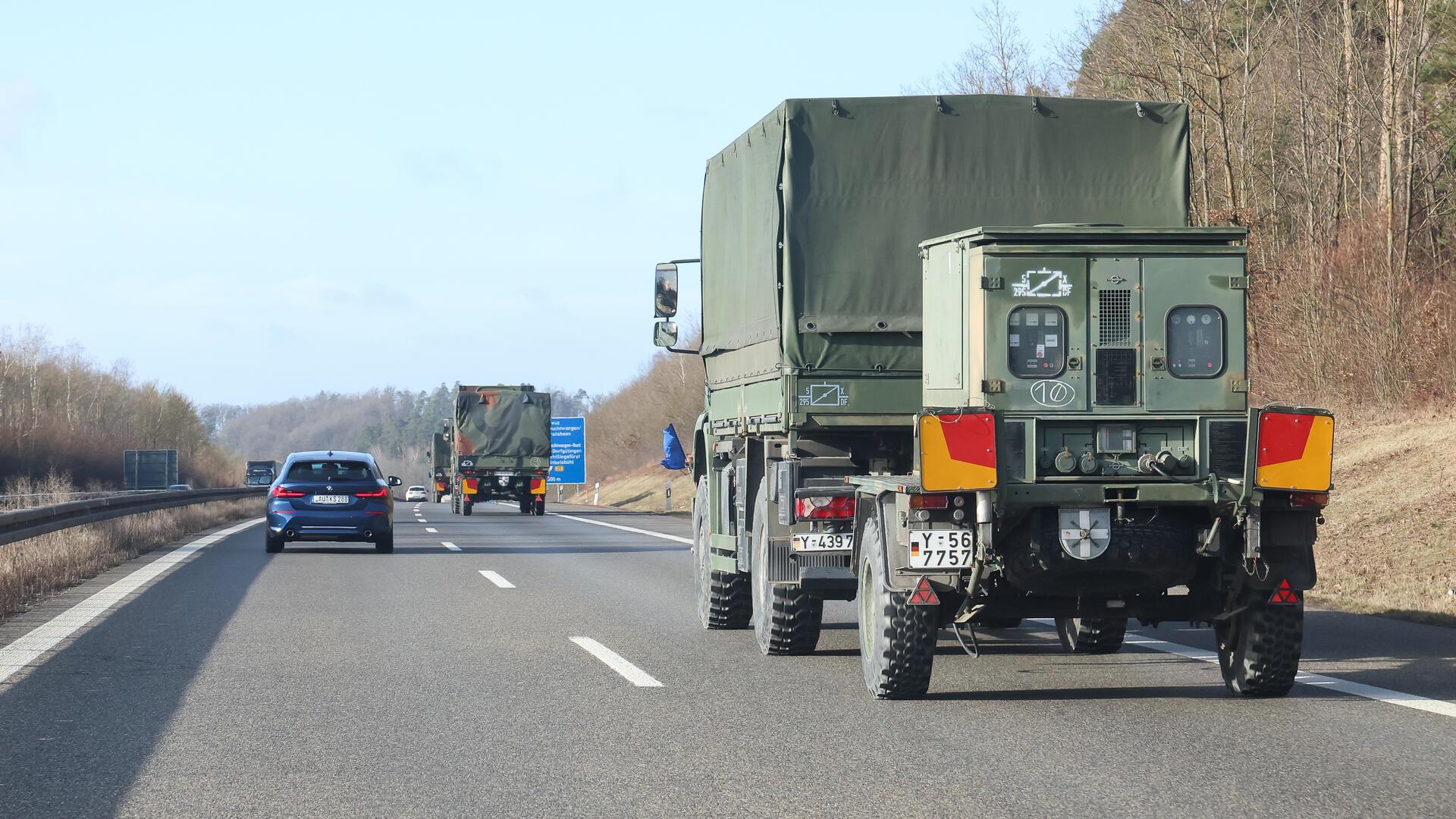 Bundeswehrfahrzeuge fahren auf der Autobahn.