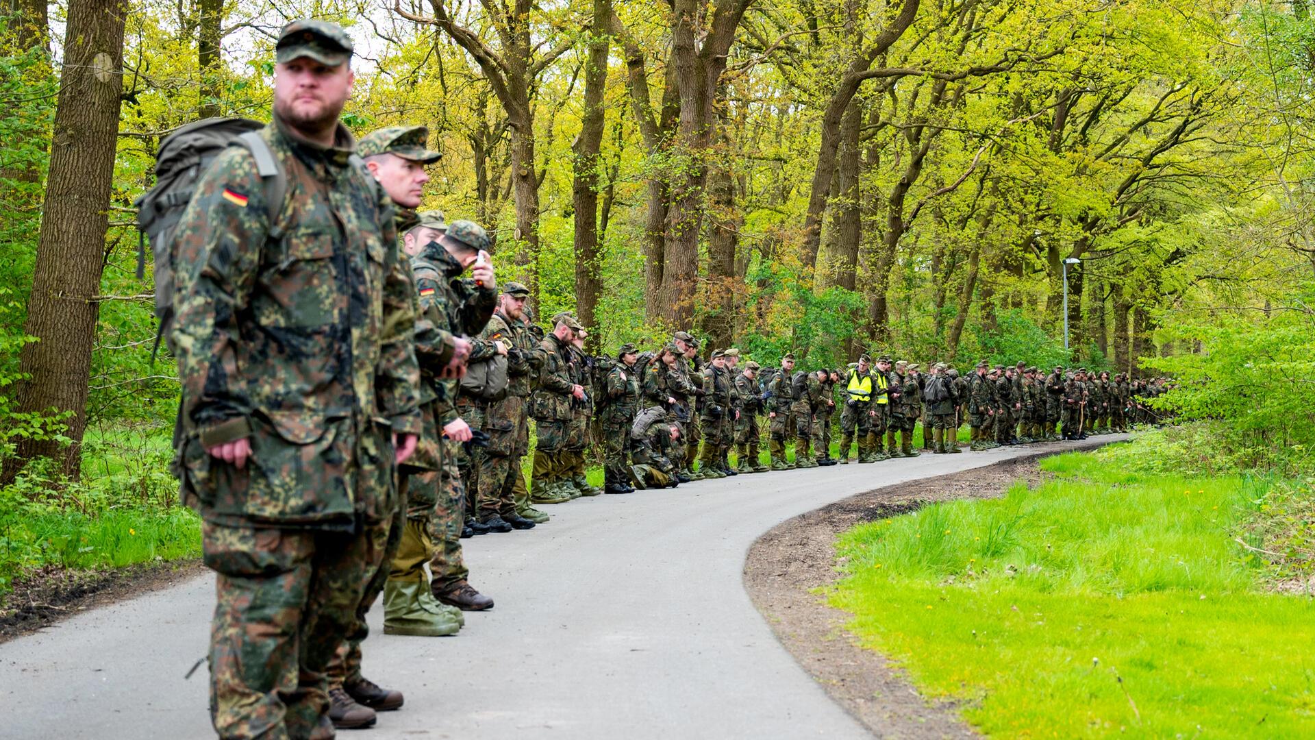 Bundeswehrsoldaten formierten sich am Sonntagmorgen zu einer Menschenkette, um nach dem vermissten Arian zu suchen.