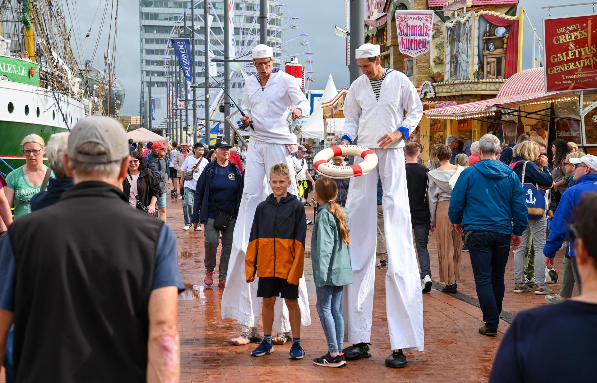 Buntes Treiben auch am dritten der Maritimen Tage.  Ganz schön lang, die Jungs: ...