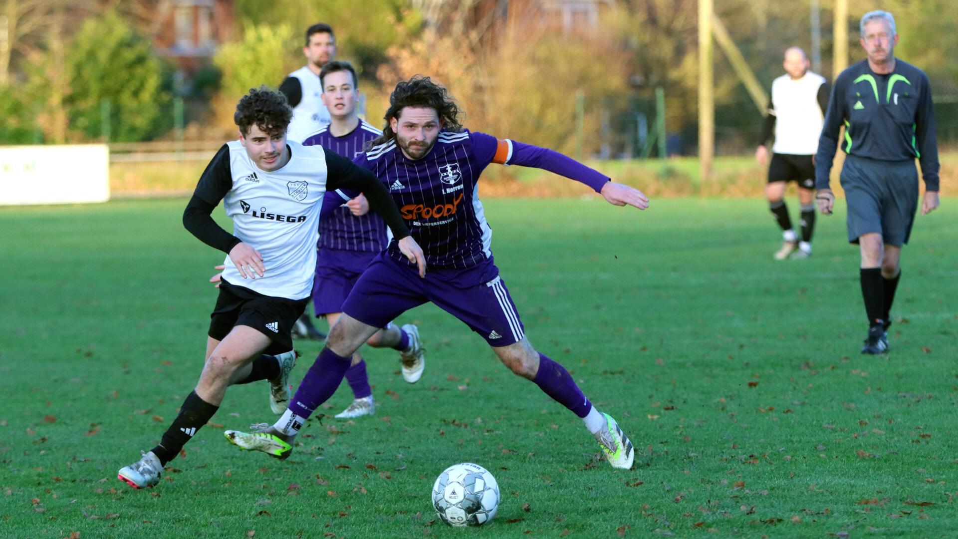 Byhusens Außenbahnspieler Reyk Hildebrandt (li.), hier gegen Jona Beuster, bot eine reife Leistung und belohnte sich mit dem wichtigen 2:0. Schiedsrichter Helmut Ulke beobachtet die Szene.