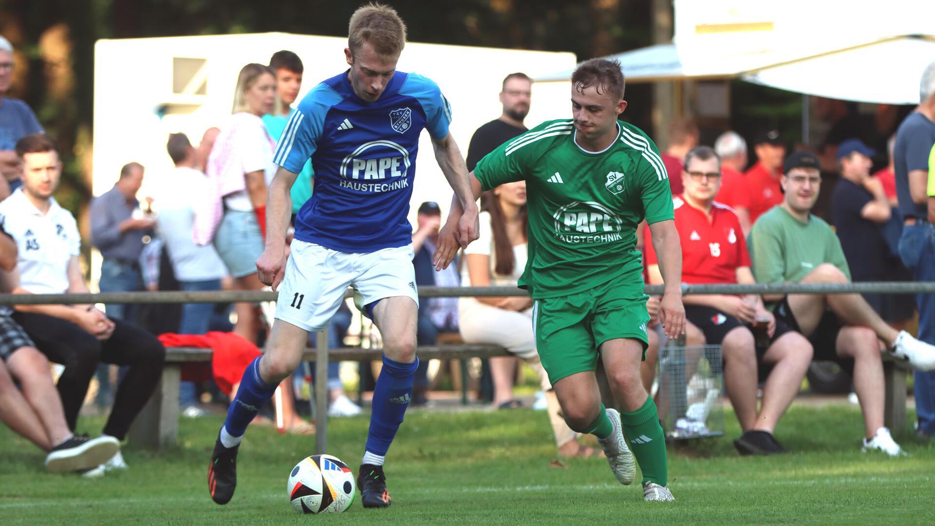 Byhusens Offensivspieler Kjell Braasch (links) im Laufduell mit dem Anderlinger Sören Burfeindt.