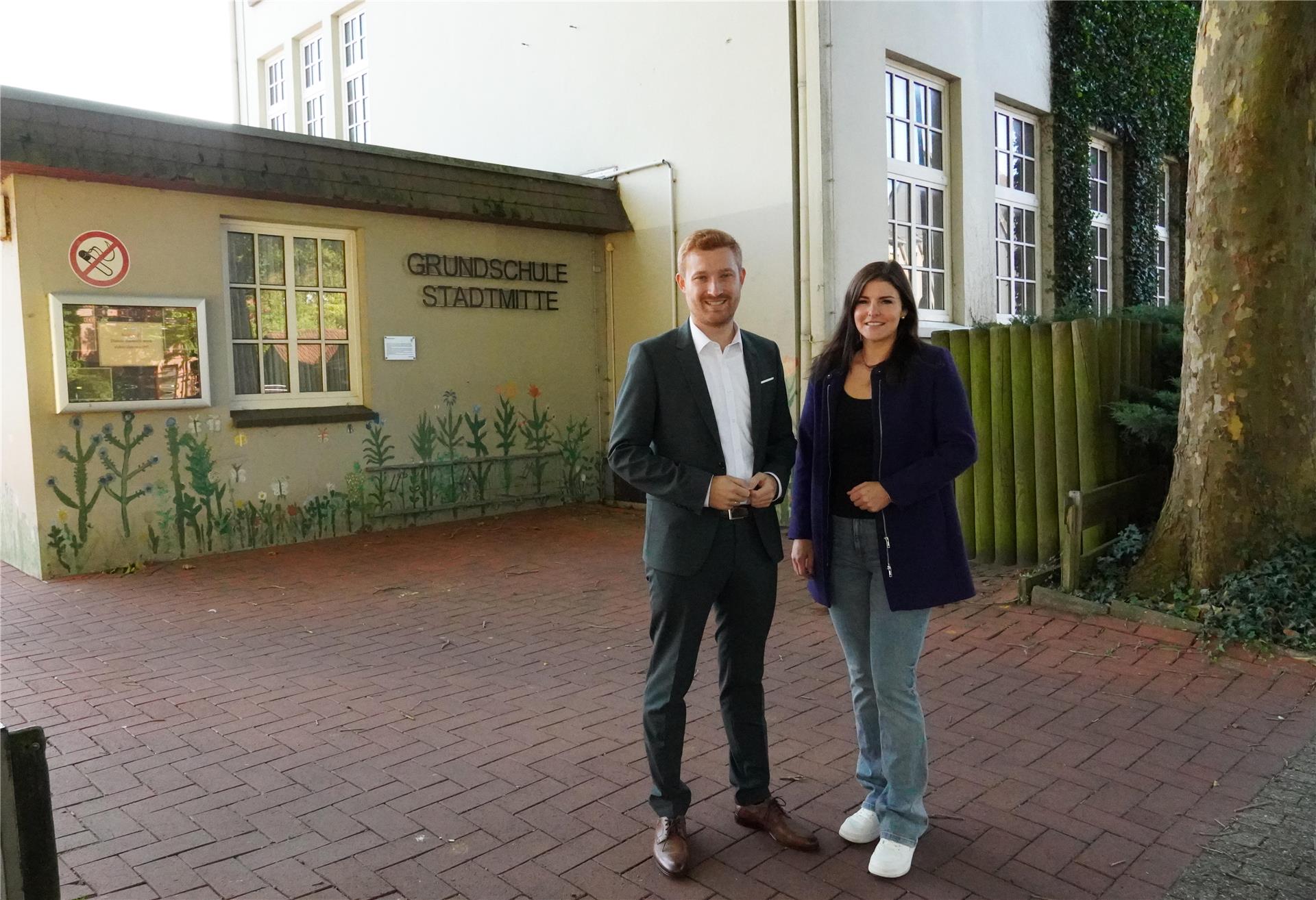 CDU-Fraktionsvorsitzender Dirk-Frederik Stellung und Celine Holst, Sprecherin der Christdemokraten im Ausschuss für Soziales, Senioren, Jugend, Sport und Kultur, vor der ehemaligen Grundschule Stadtmitte. Foto: Bick