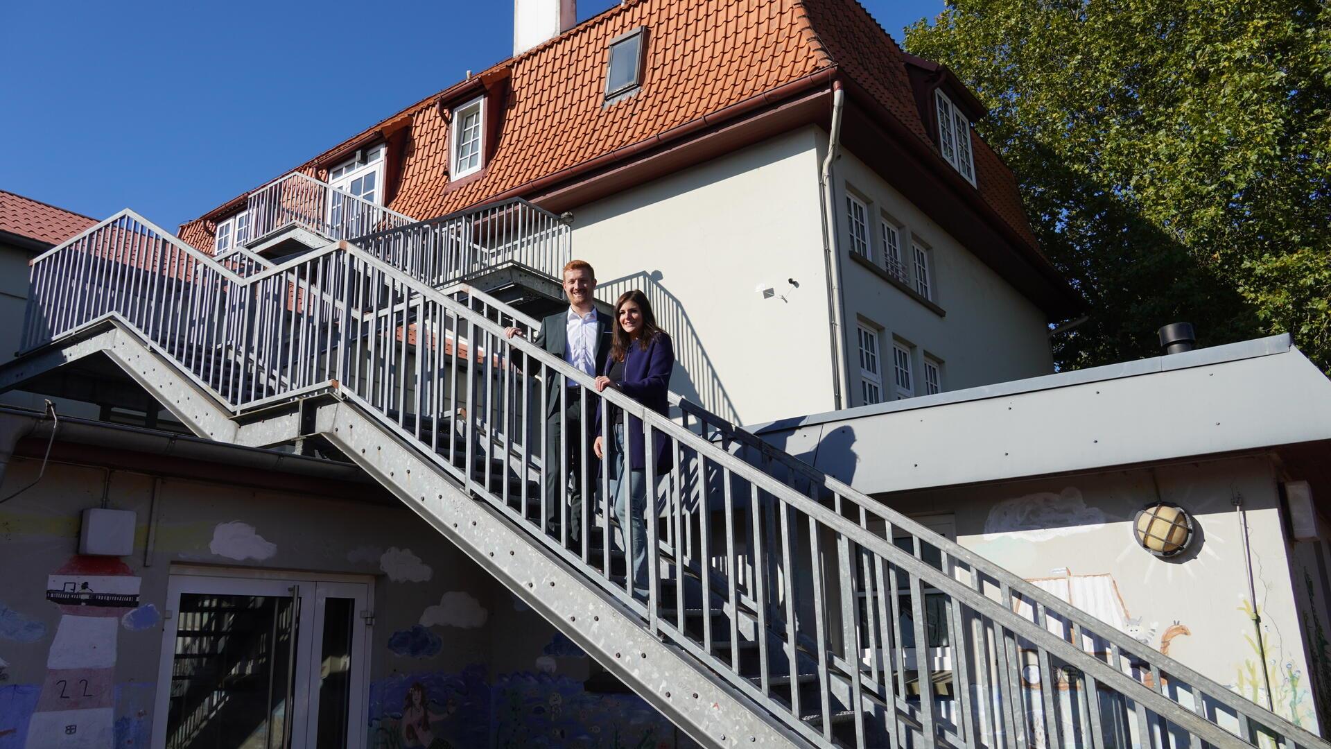 CDU-Fraktionsvorsitzender Dirk-Frederik Stellung und Celine Holst, Sprecherin der Christdemokraten im Ausschuss für Soziales, Senioren, Jugend, Sport und Kultur, vor dem Hauptgebäude der alten Grundschule Stadtmitte. Ein Antrag der CDU rückte das Gebäude im Stadtentwicklungsausschuss in den Fokus von Ratsfraktionen und Stadtverwaltung. 