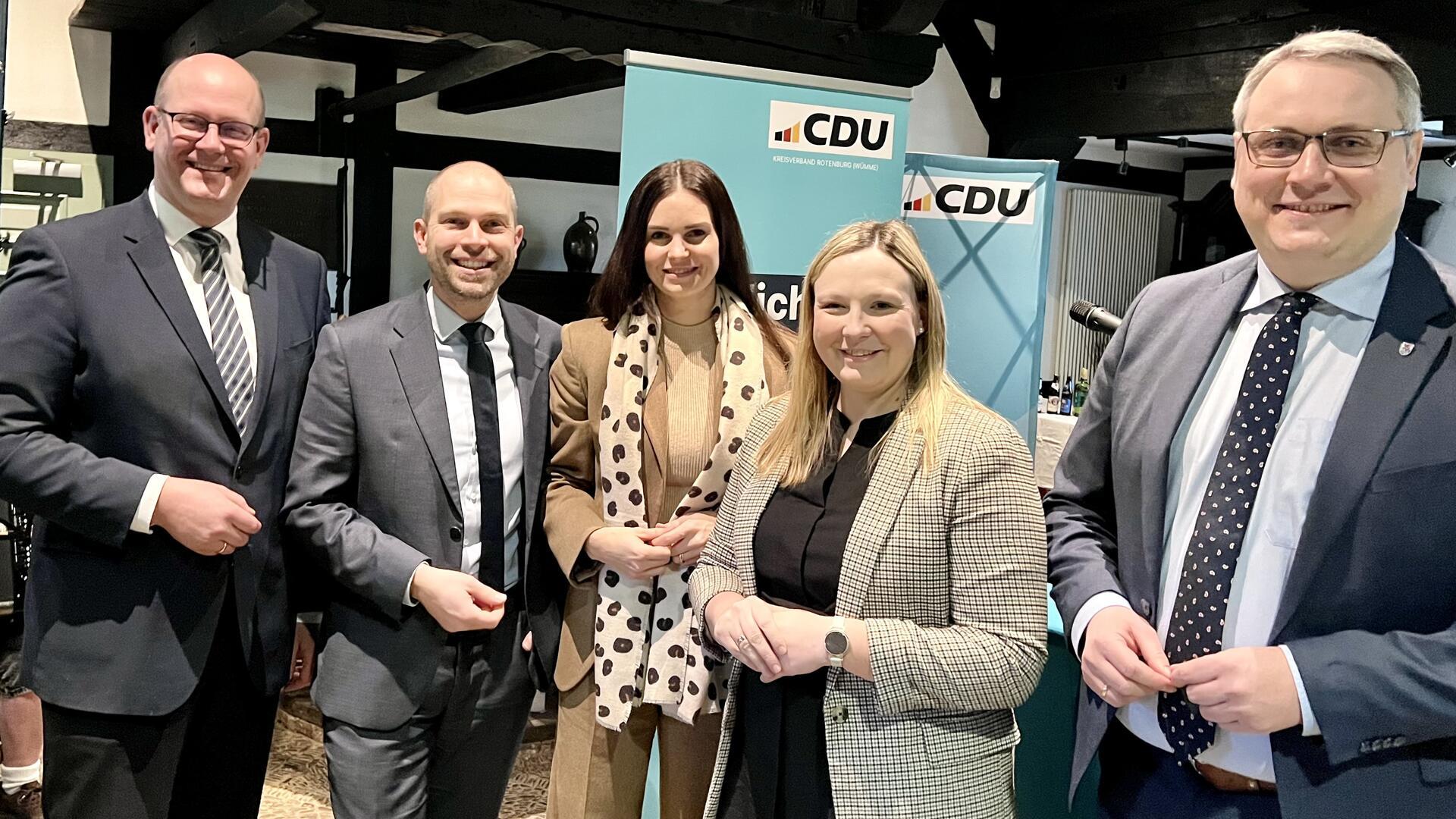 CDU-Kreisvorsitzender Marco Mohrmann (links), Landtagsabgeordneter Eike Holsten und Landrat Marco Prietz (rechts) nehmen die Bundestagskandidatinnen Vivian Tauschwitz (Zweite von rechts) und Vanessa-Kim Zobel in die Mitte.