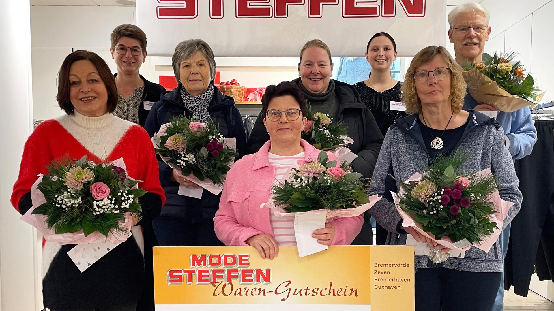 Carina Söhl (hinten links) und Janine Schradick (hinten, Zweite von rechts) vom Mode-Steffen-Team überreichten den glücklichen Gewinnerinnen und Gewinnern ihre Preise.