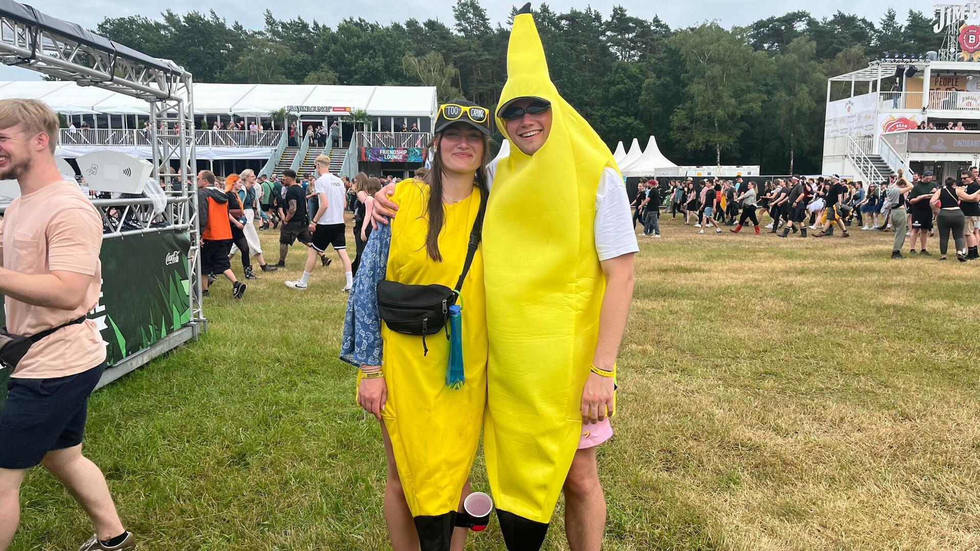 Carlotta ist mit ihrem großen Bruder Felix beim Hurricane-Festival. 
