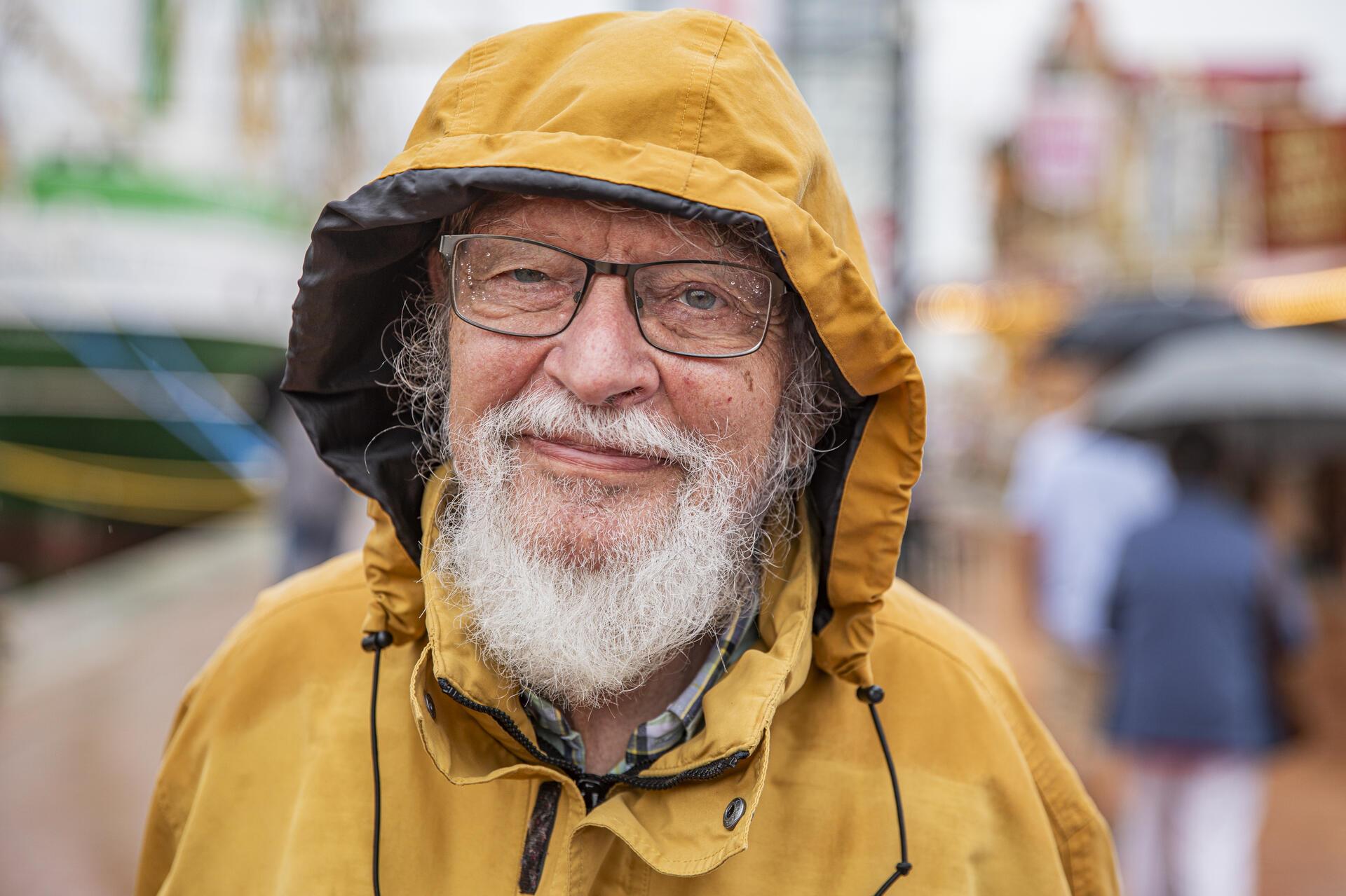 Ein Mann in einer gelben Regenjacke. 