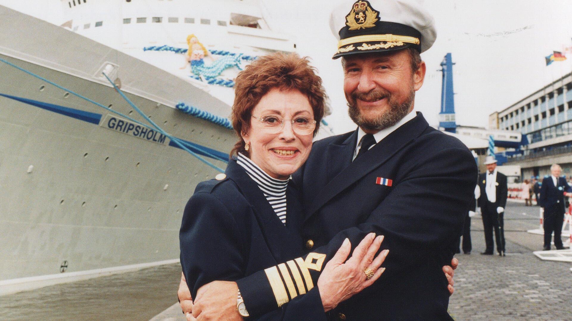 Caterina Valente mit Kapitän Leif H. Rodahl bei der Taufe der „Gripsholm“ in Bremerhaven. Einen Monat später lief das Schiff auf Grund.