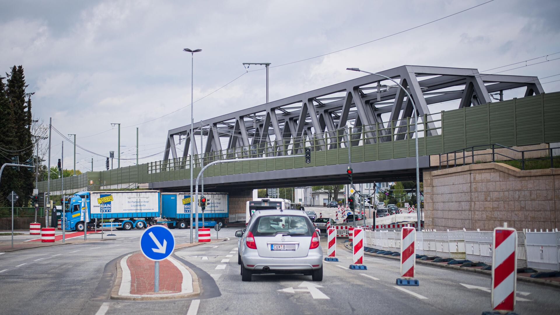 Cherbourger Straße/Langener Landstraße: Einspurig fließt der Verkehr etwas langsamer als üblich zwischen Bremerhaven Innenstadt Richtung Langen und in umgekehrter Richtung.