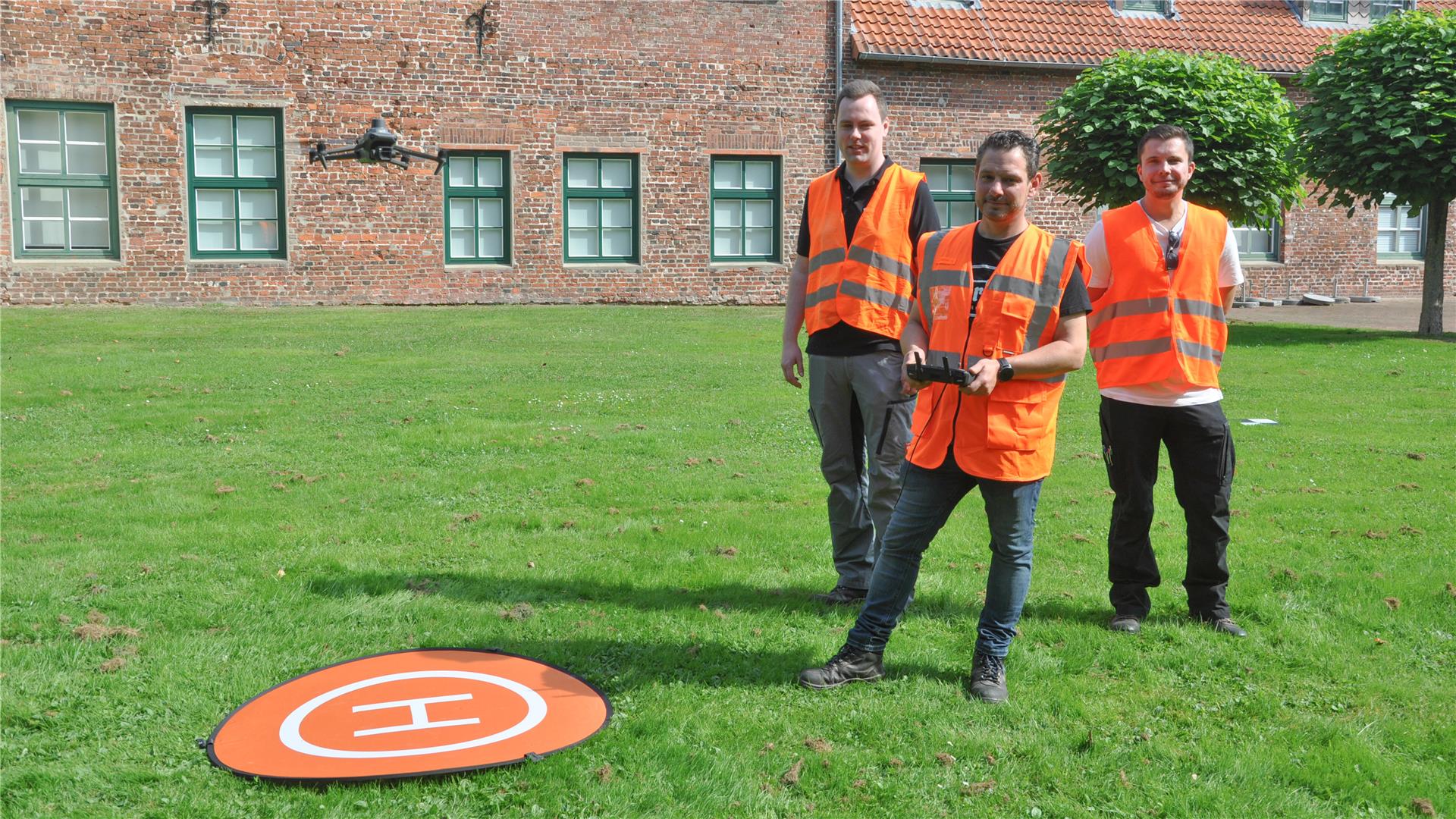 Chris Claussen (von links), Mike Byloos und Jörg Leskien mit der Vermessungsdrohne.