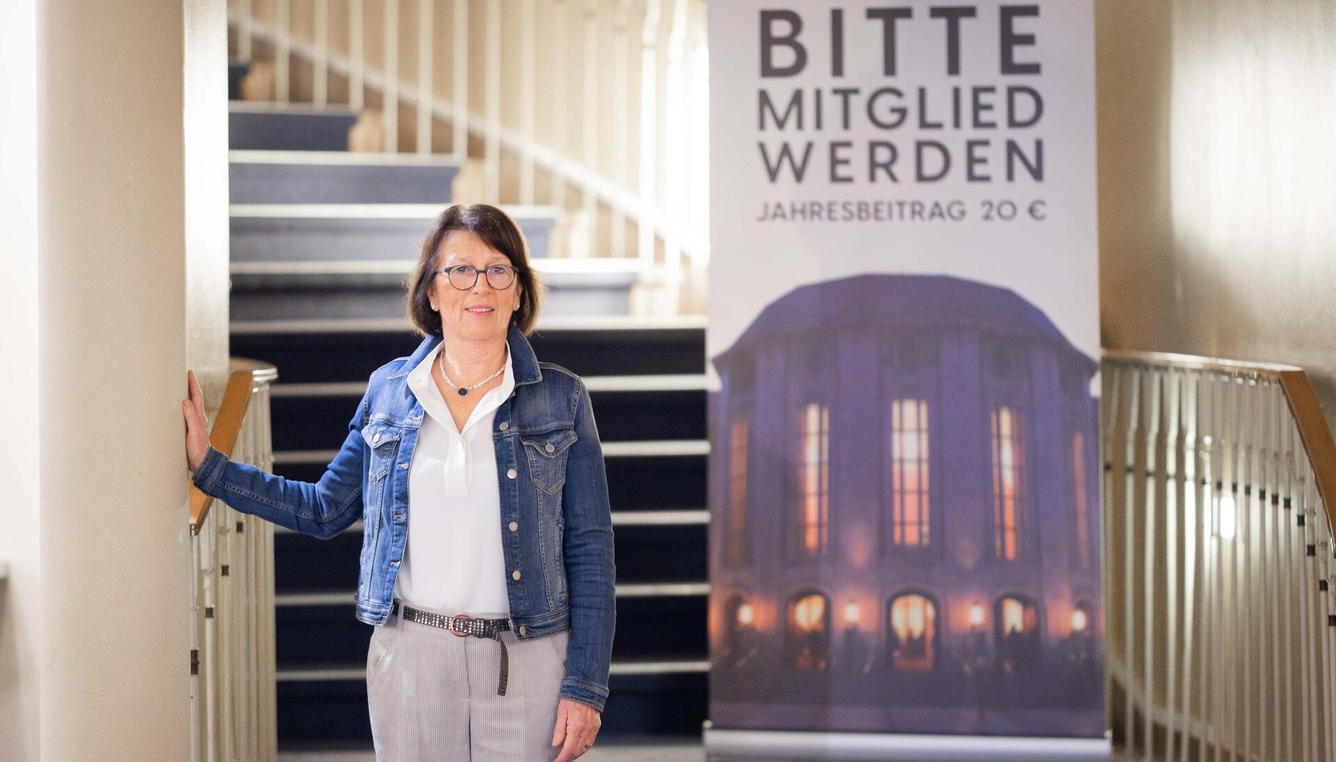 Christa Lüken ist seit September 2023 Vorsitzende des Fördervereins des Bremerhavener Stadttheaters. Rund 40.000 Euro spendet der Verein jährlich für Inszenierungen und Investitionen.