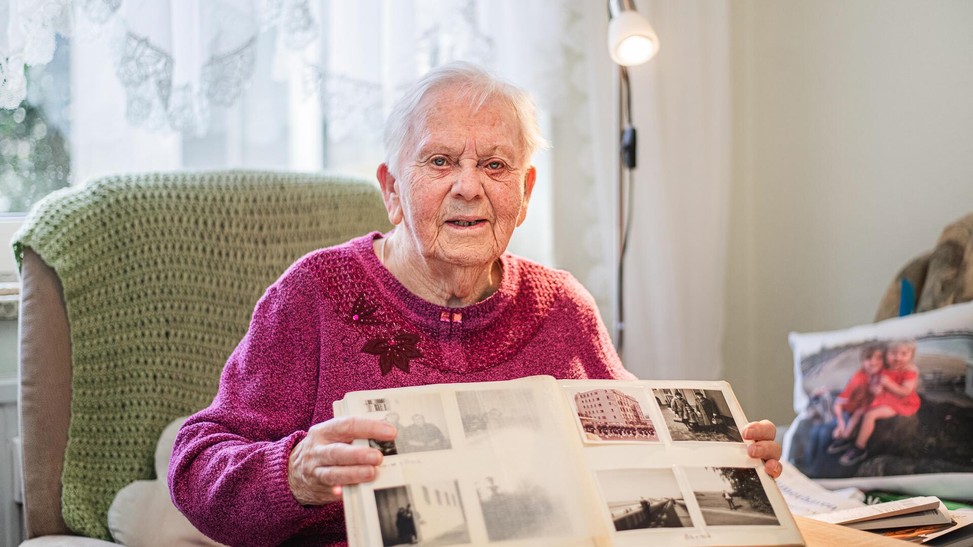 Christa Tafel (93) blickt mit Stolz auf ihr langes Leben in Bremerhaven zurück: Seit ihrem Einzug 1954, also vor 70 Jahren - wohnt die Seniorin im gleichen Nachkriegs-Wohnblock, den einst die „Neue Heimat“ errichtet hatte und der von der heutigen Gewoba immer zeitgemäß saniert worden ist.