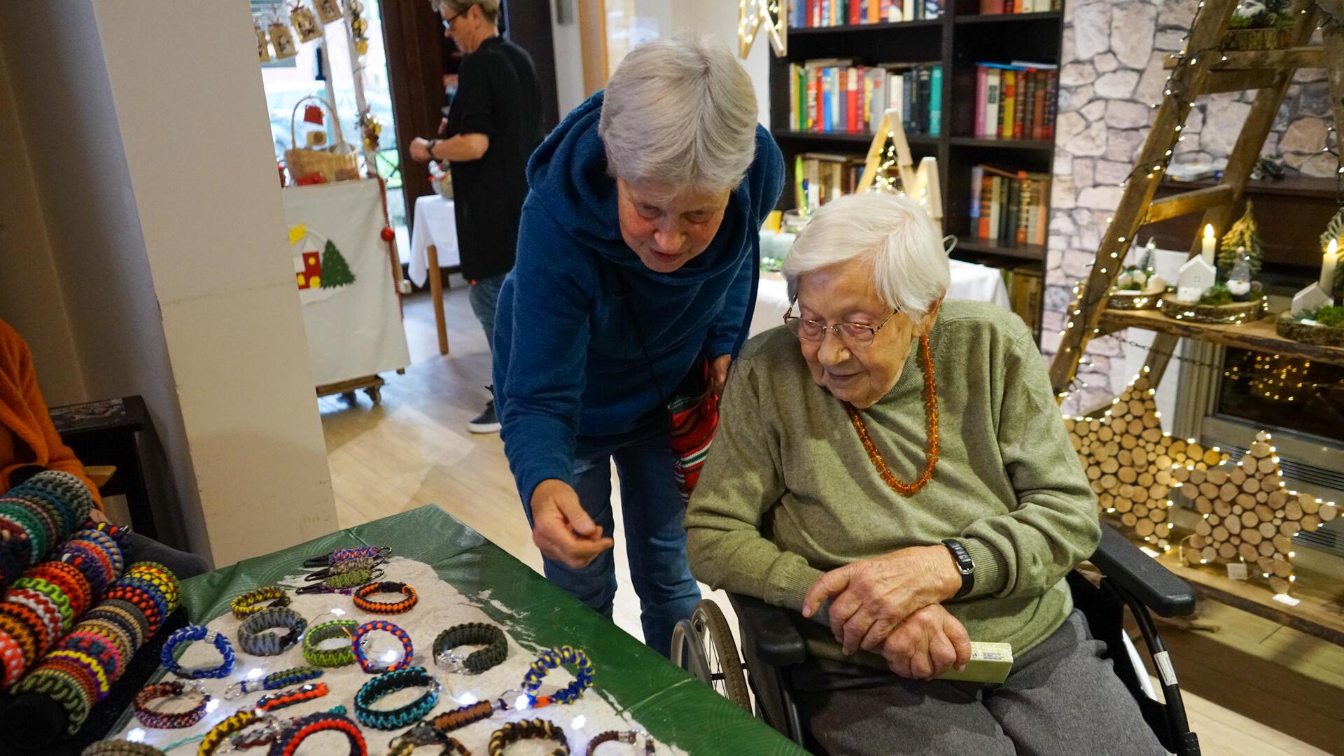 Christel Hannemann mit Tochter Karin Janßen.