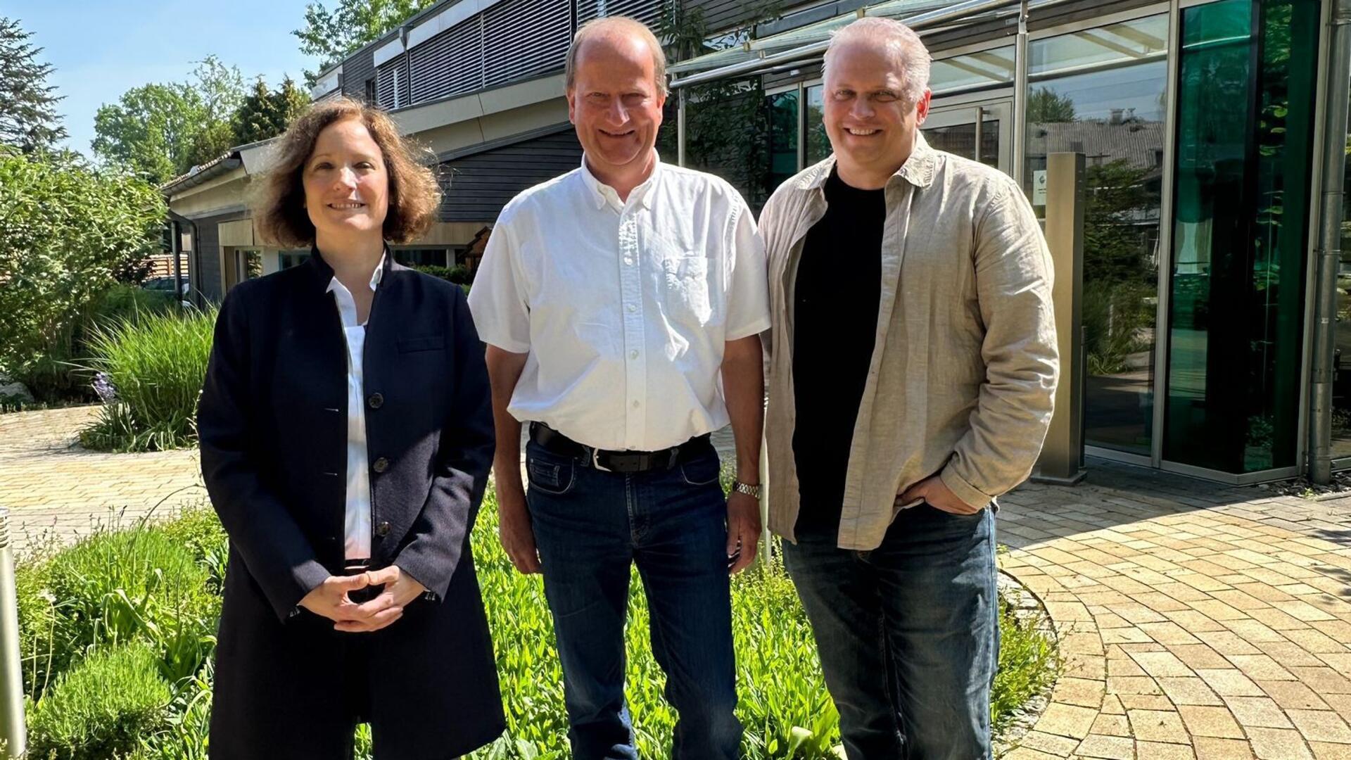 Christina Oevermann (links) und ihr Bruder Matthias Böttjer (rechts), die gemeinsam die Edeka-Märkte in Selsingen und Bremervörde leiten, haben die Spendensumme in Höhe von mehr als 3000 Euro kürzlich an Hospizgeschäftsführer Pastor Volker Rosenfeld überreicht.