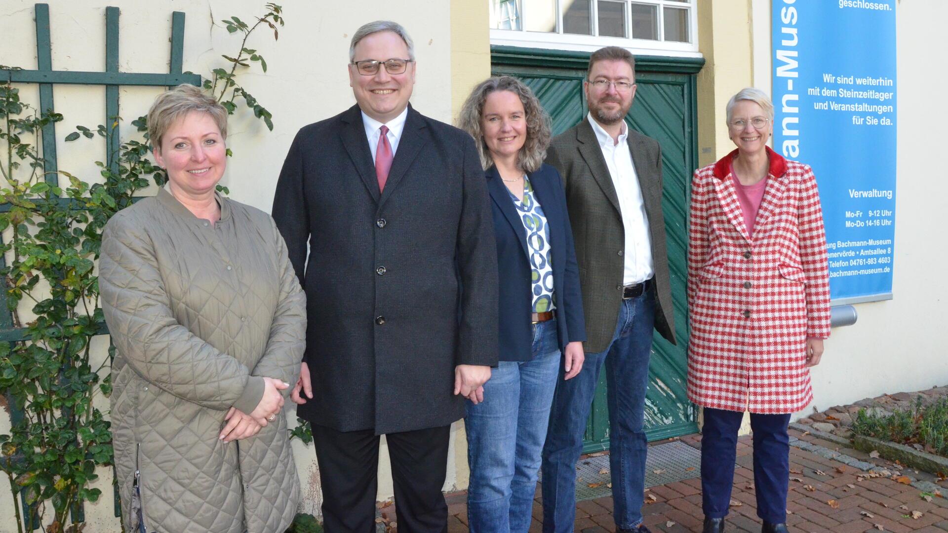 Christina Schultz (von links, Amtsleiterin Bauamt Landkreis), Landrat Marco Prietz, Ellen Horstrup (Leiterin Bachmann-Museum), Dr. Stefan Hesse (Vorsitzender Stiftung Bachmann-Museum und Kreisarchäologe) und Kreisrätin Dr. Silke Fricke arbeiten gemeinsam daran, das neue Zentraldepot des Bachmann-Museums zu verwirklichen.