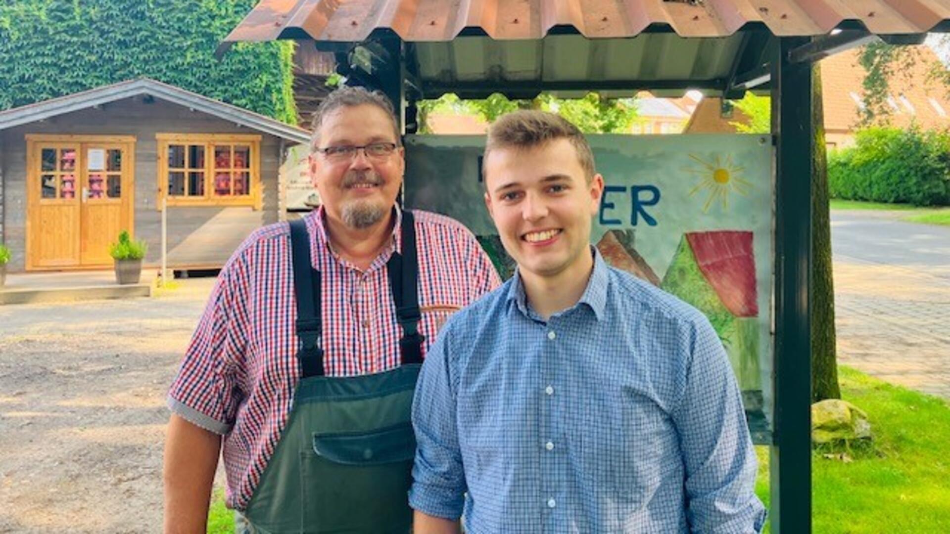 Christoph Meyer mit seinem Vater Cord auf dem Familienhof in Höperhöfen.