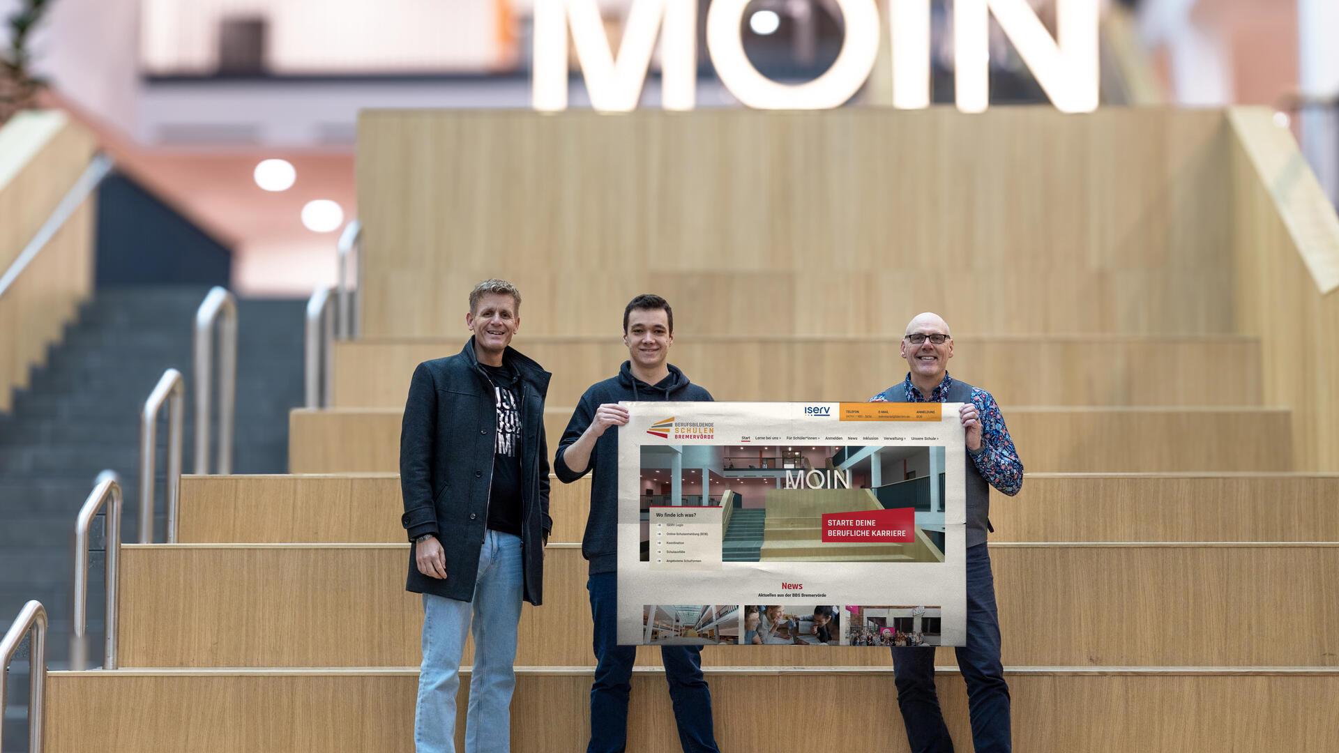 Christoph Ziegeler (Geschäftsführer pixel kraft GmbH), Kylian Päblow (Webdesigner) und Lars Leminski (Schulleiter BBS) freuen sich über den neuen Auftritt im Internet.