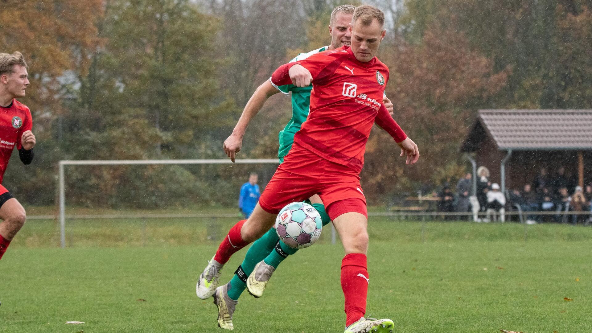 Zwei Männer hinter einem Ball.