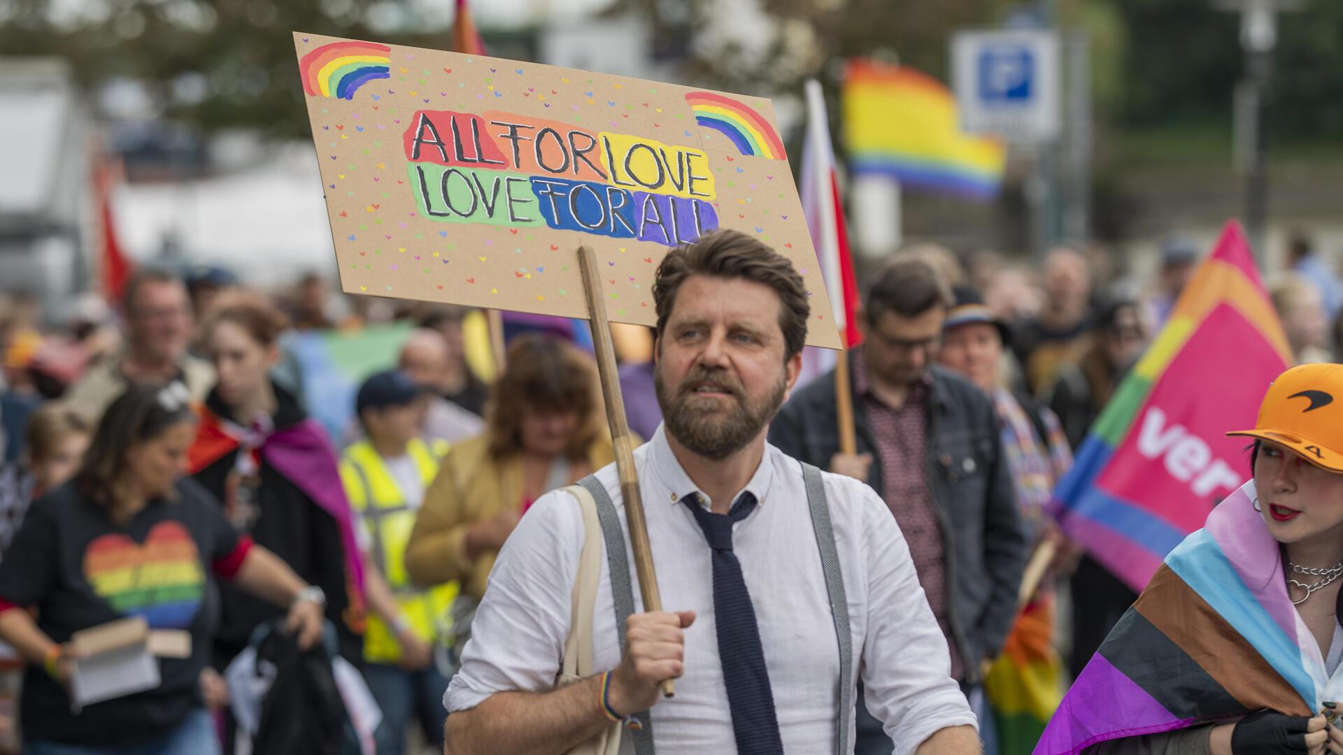 Christopher Street Day in Bremerhaven: Bunt, laut und vor allem queer. 